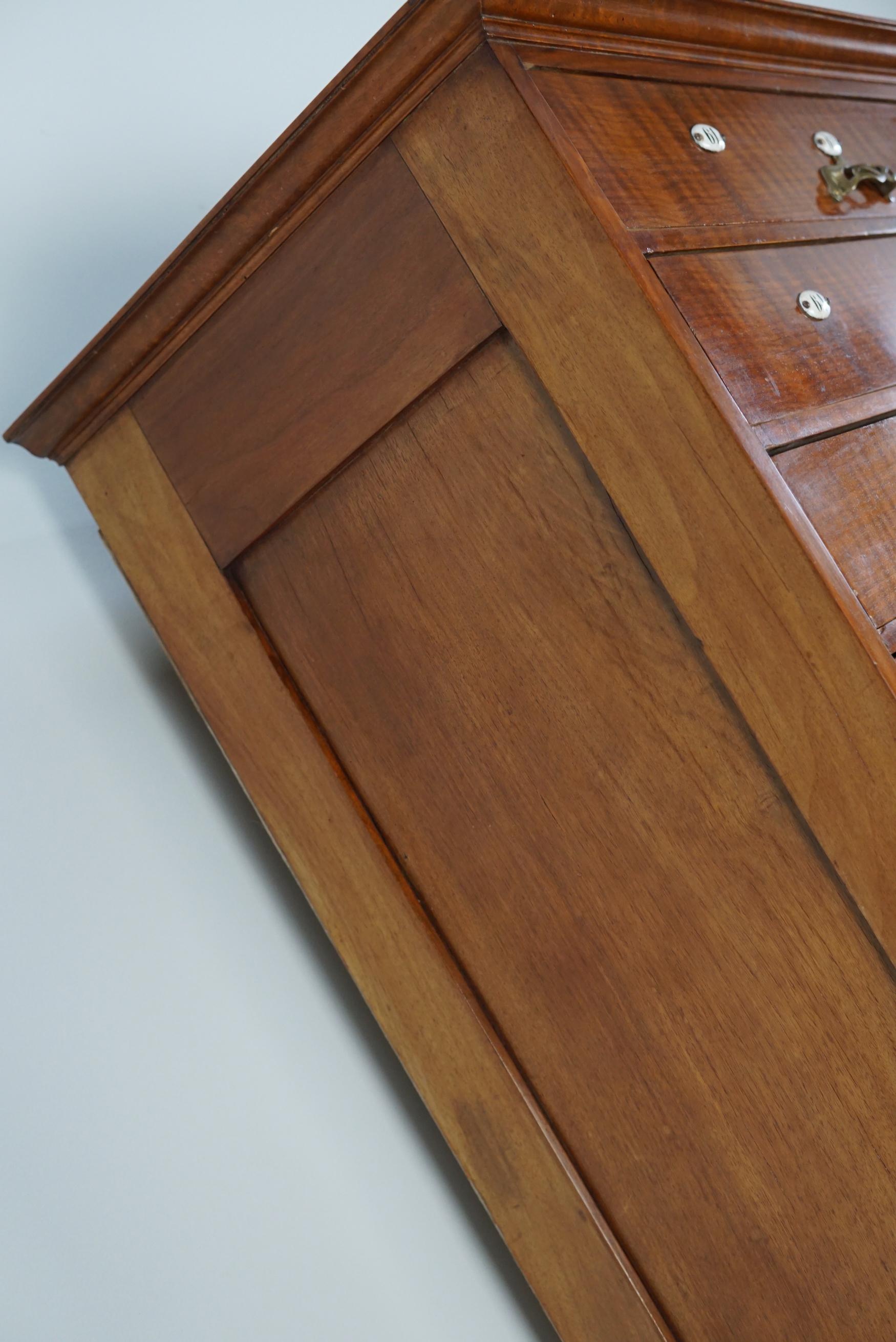 Très grand cabinet d'apothicaire / cabinet de barbier hollandais en noyer Art Nouveau, années 1900 en vente 2