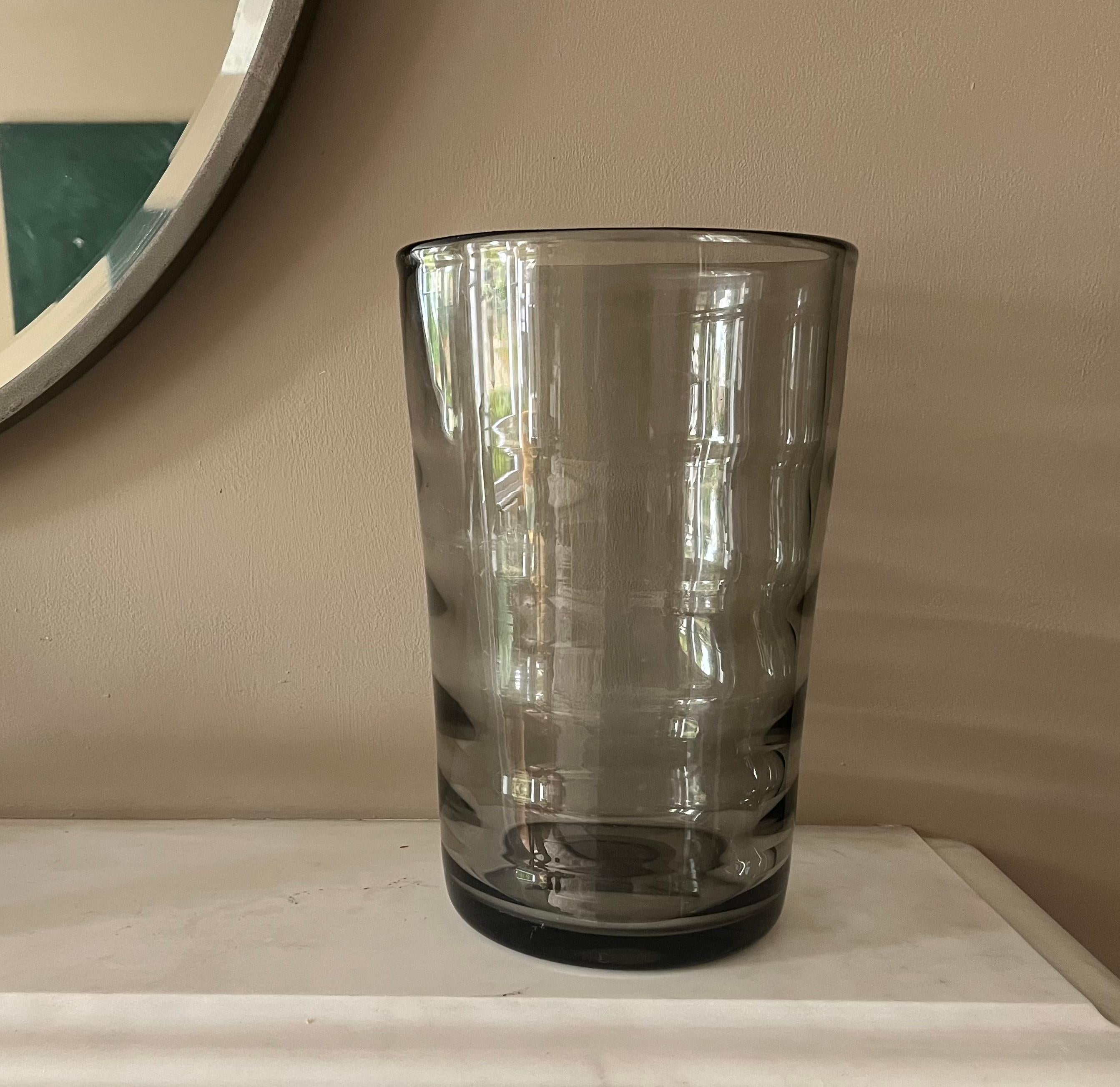 Fabuloso jarrón alto y pesado de vidrio soplado a mano con un tono gris. Sueco c.1950's