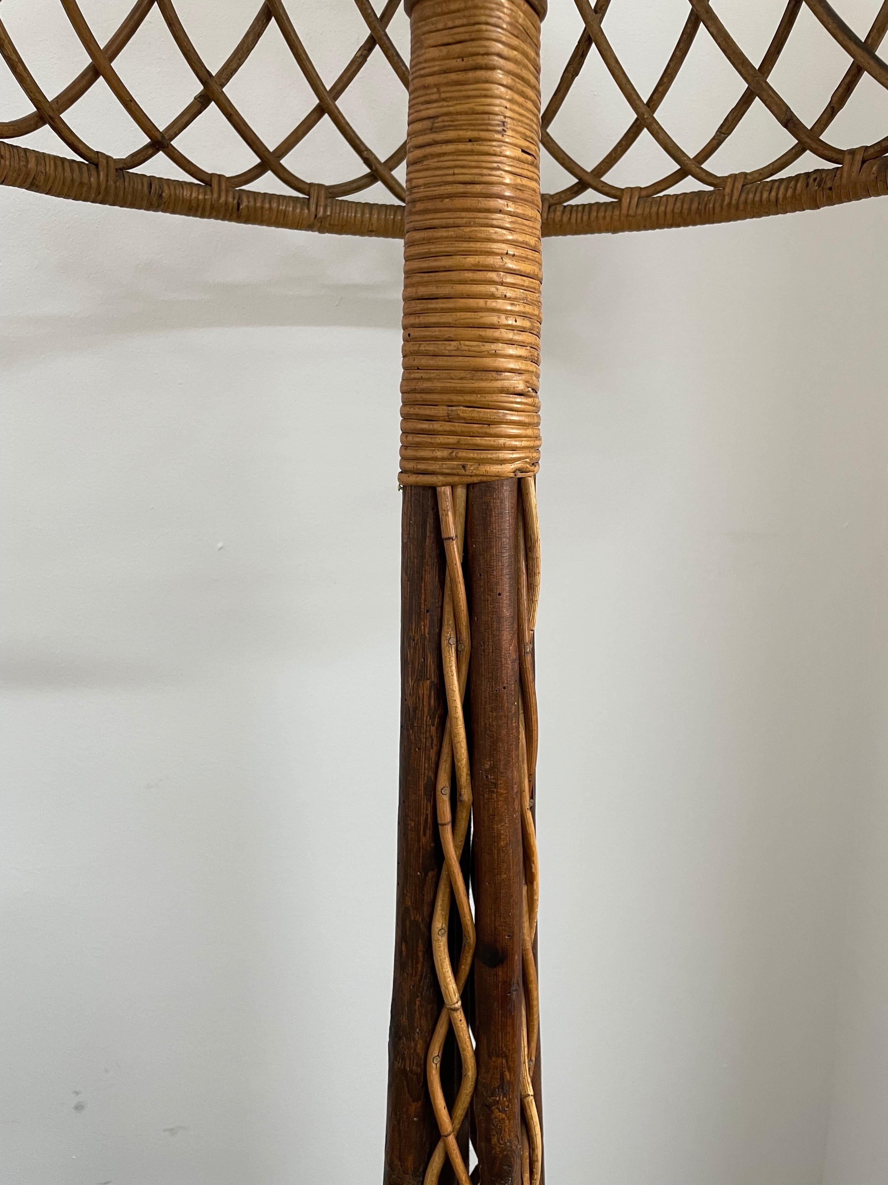 Mid-Century Modern Très grand lampadaire italien en rotin en vente