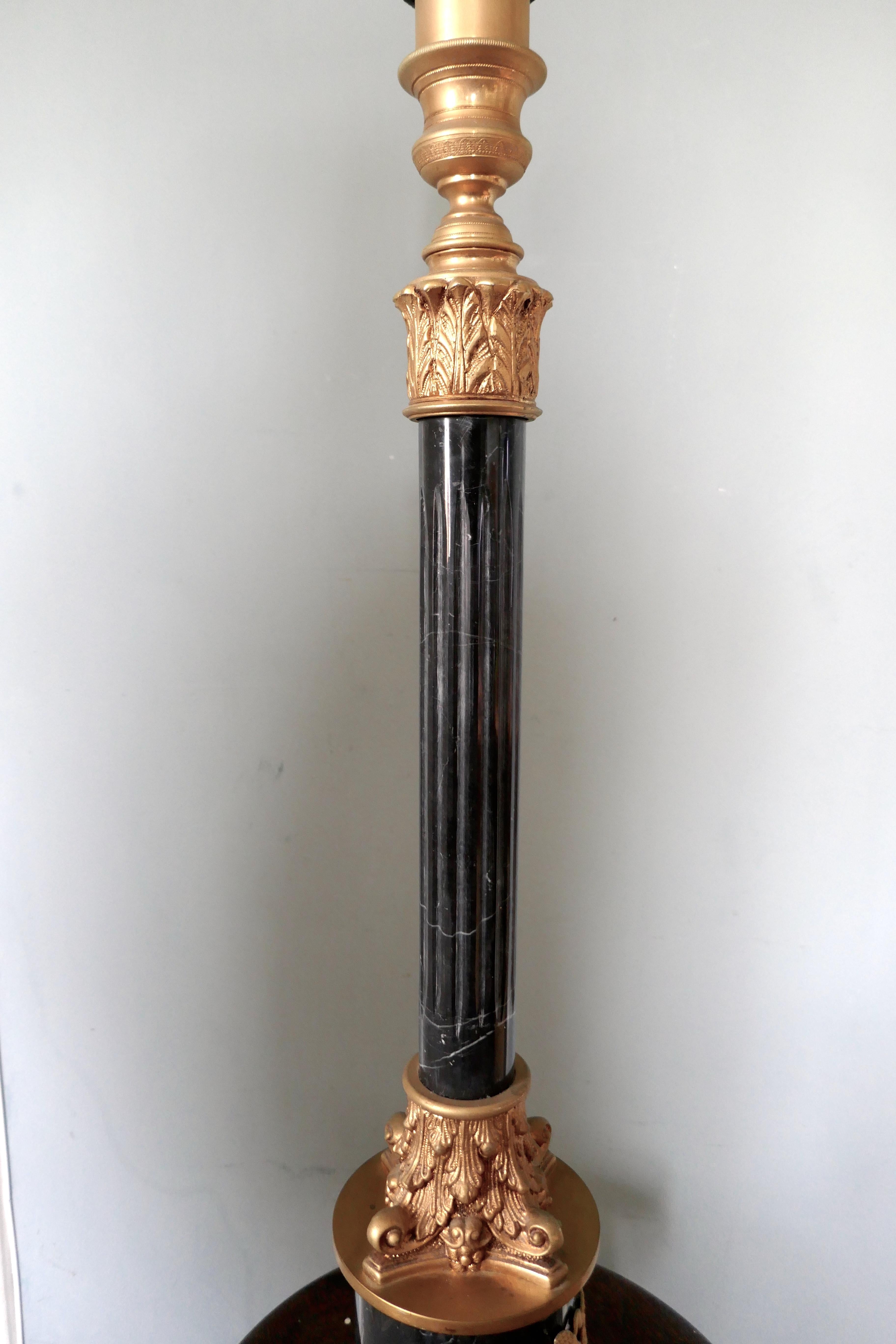 Romain classique Grande lampe de bureau à colonne corinthienne en marbre en vente