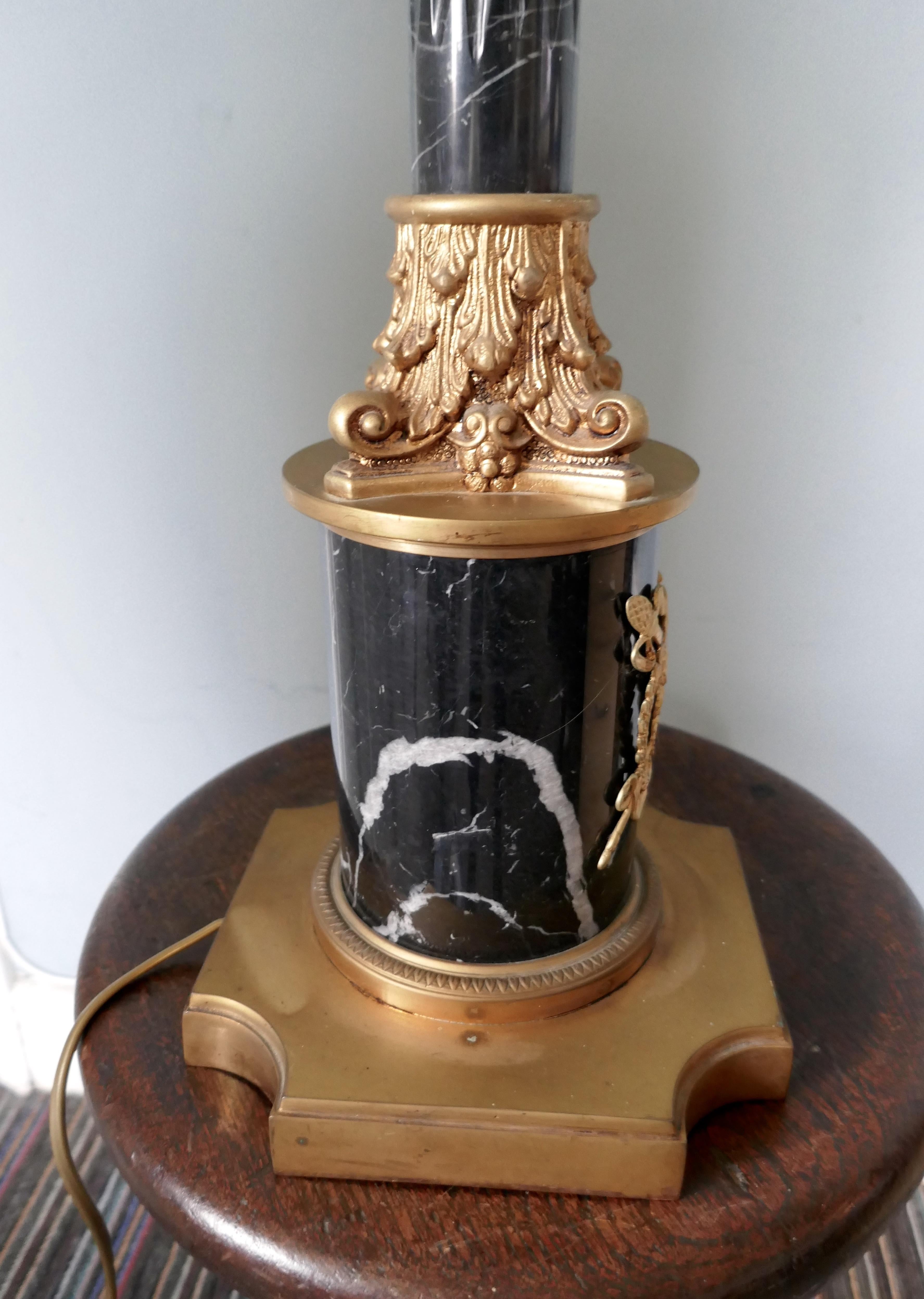Grande lampe de bureau à colonne corinthienne en marbre Bon état - En vente à Chillerton, Isle of Wight