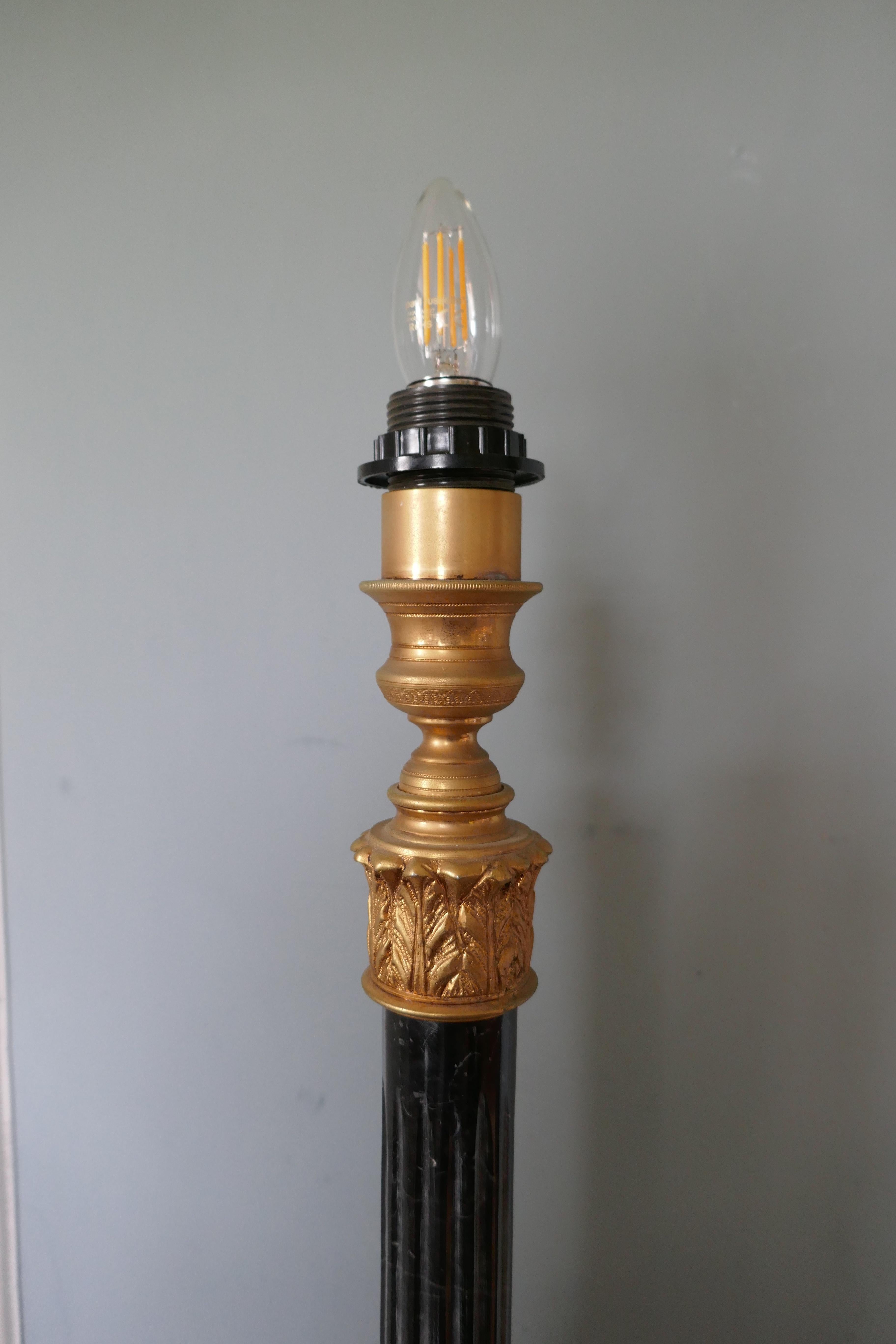 Marbre Grande lampe de bureau à colonne corinthienne en marbre en vente