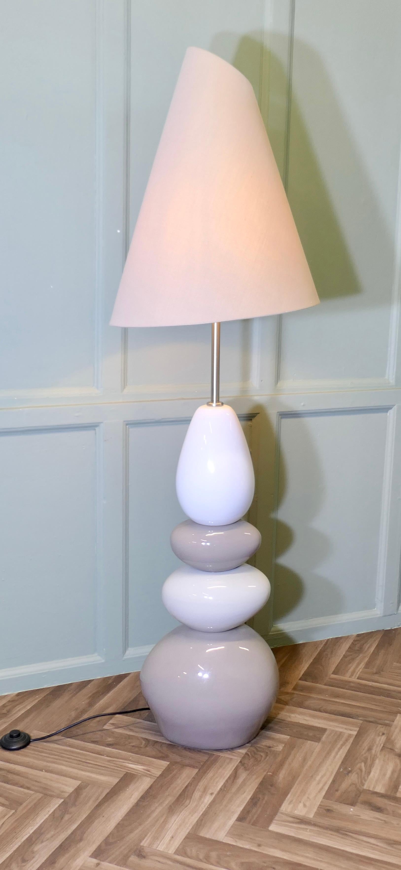 Lampada da terra standard in ciottoli molto alta dalla Francia

Un pezzo affascinante e a tutta altezza in grigio con un paralume oversize
Tutto funzionante e di grande effetto
La lampada, compreso il paralume, misura 60 pollici di altezza e 18