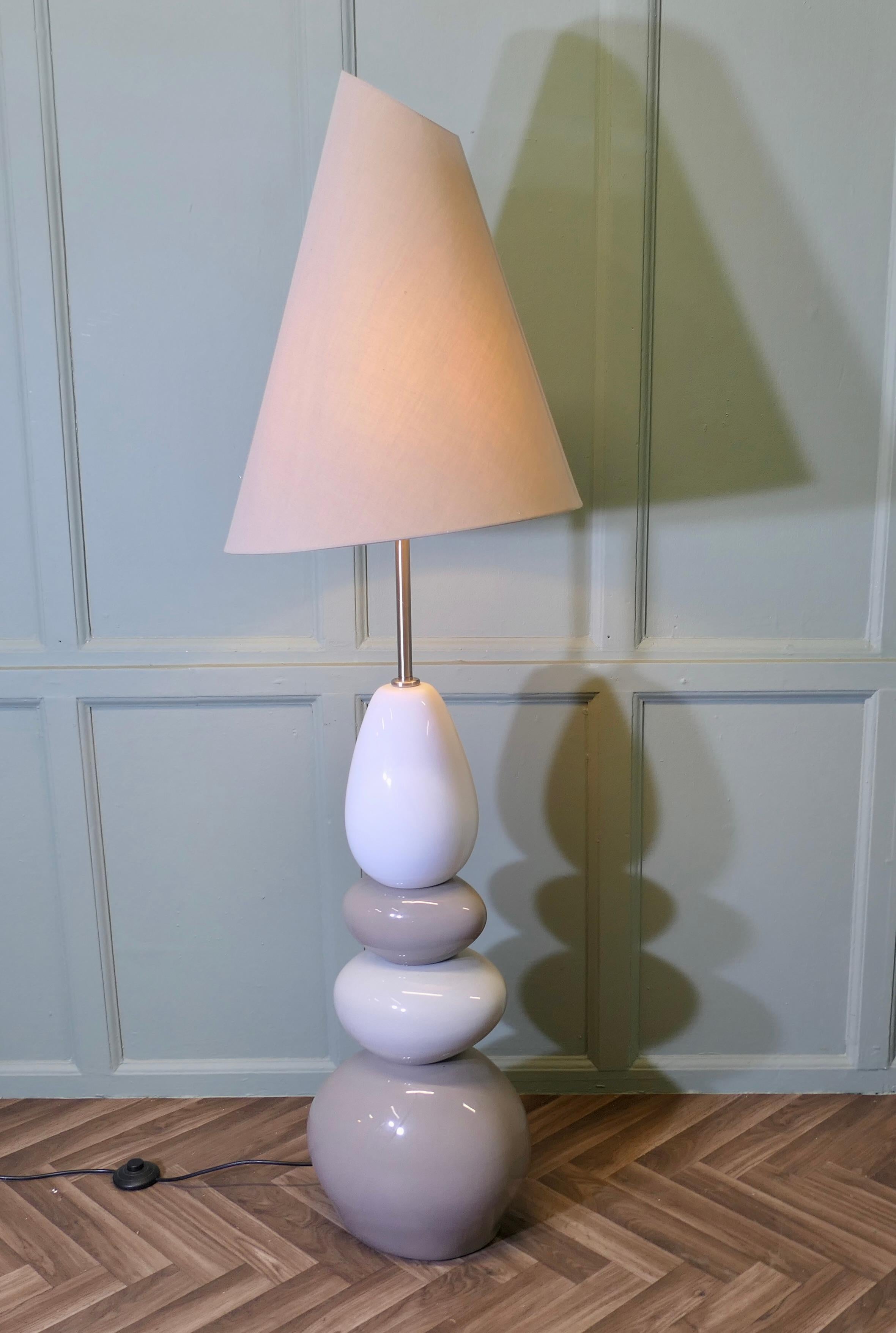 Mid-Century moderno Lampada da terra standard in ciottoli molto alta dalla Francia  Un pezzo affascinante e a tutta altezza in vendita