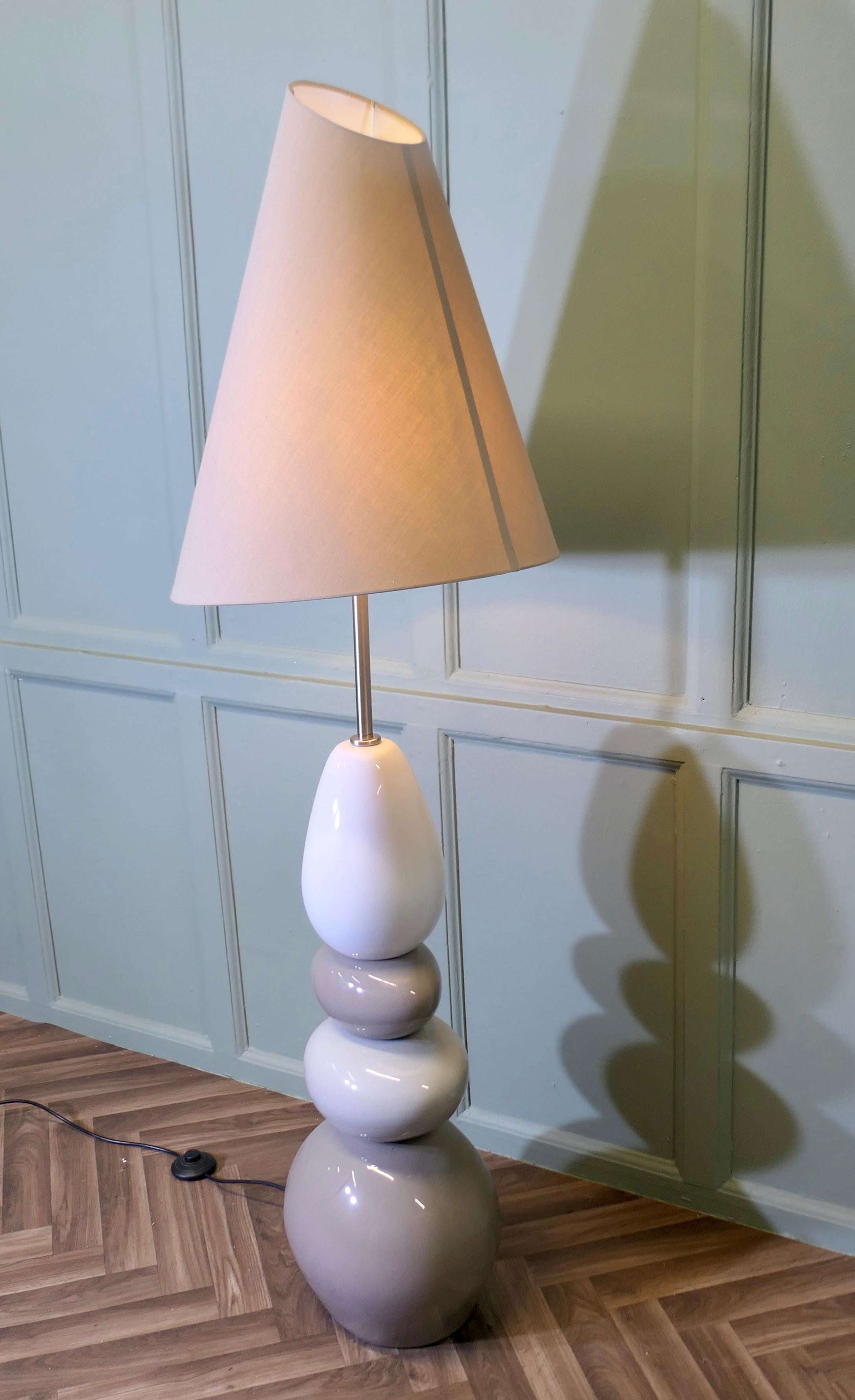 Lampada da terra standard in ciottoli molto alta dalla Francia  Un pezzo affascinante e a tutta altezza In condizioni buone in vendita a Godshill, Isle of Wight