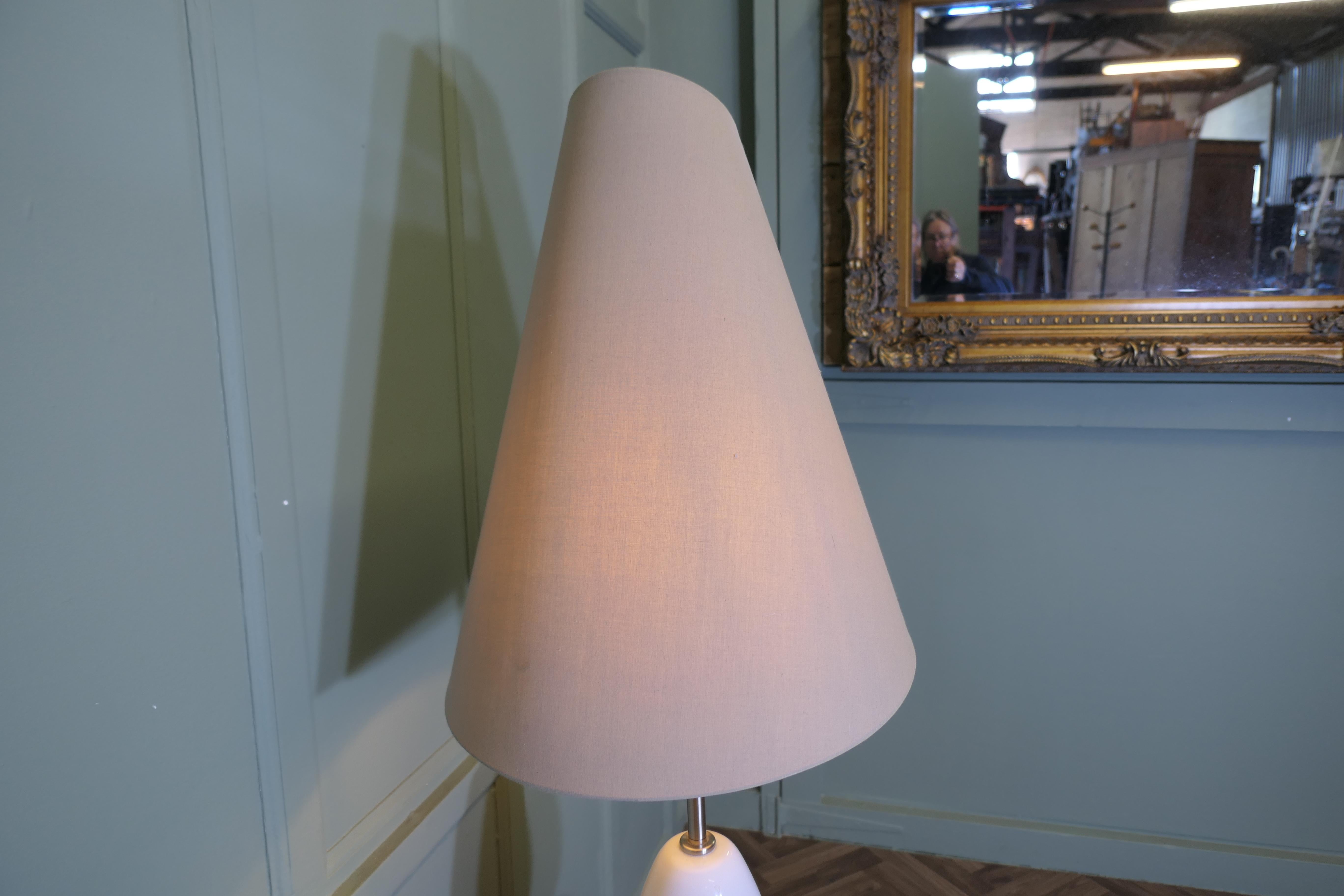 Metà XX secolo Lampada da terra standard in ciottoli molto alta dalla Francia  Un pezzo affascinante e a tutta altezza in vendita