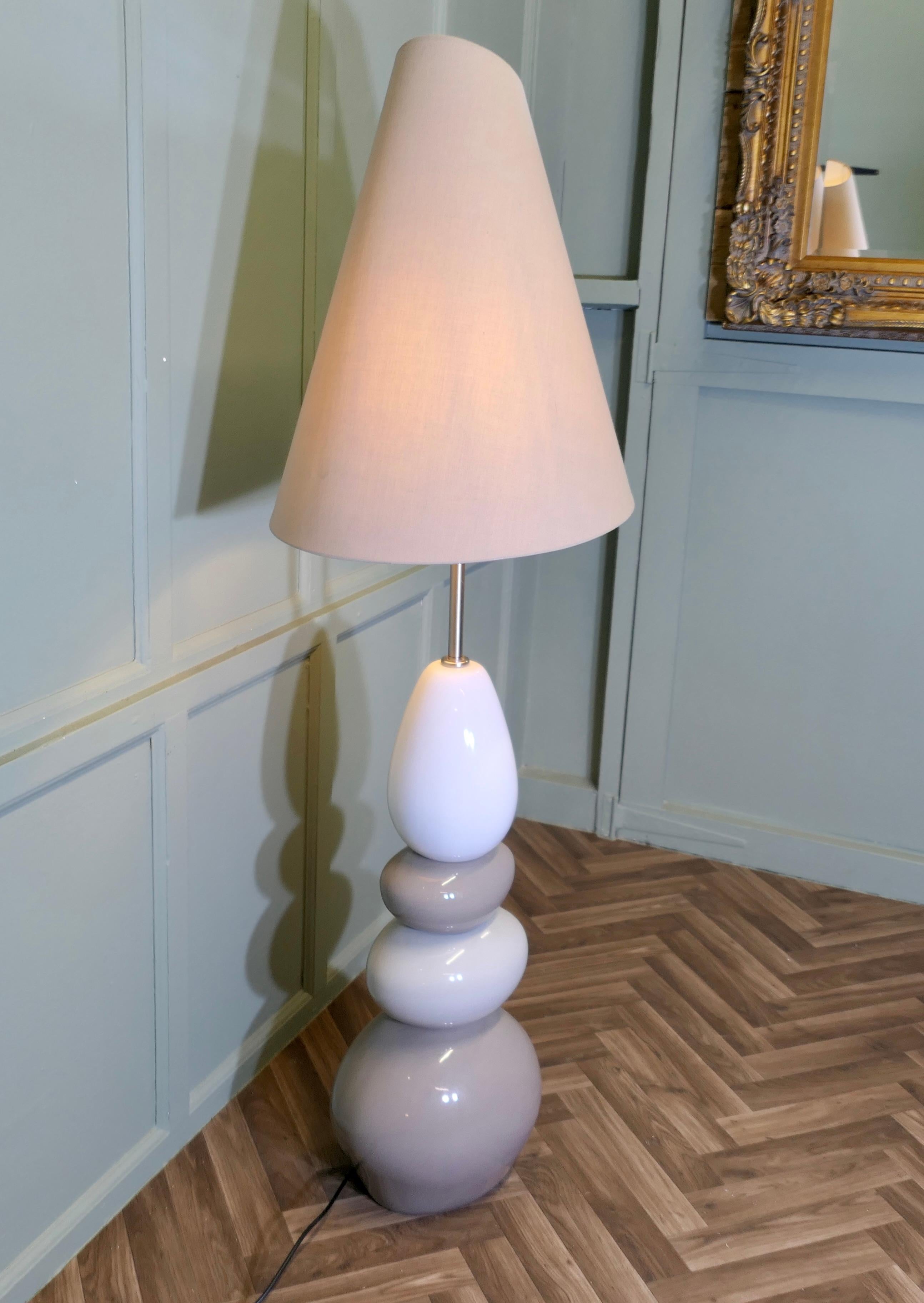 Lampada da terra standard in ciottoli molto alta dalla Francia  Un pezzo affascinante e a tutta altezza in vendita 1