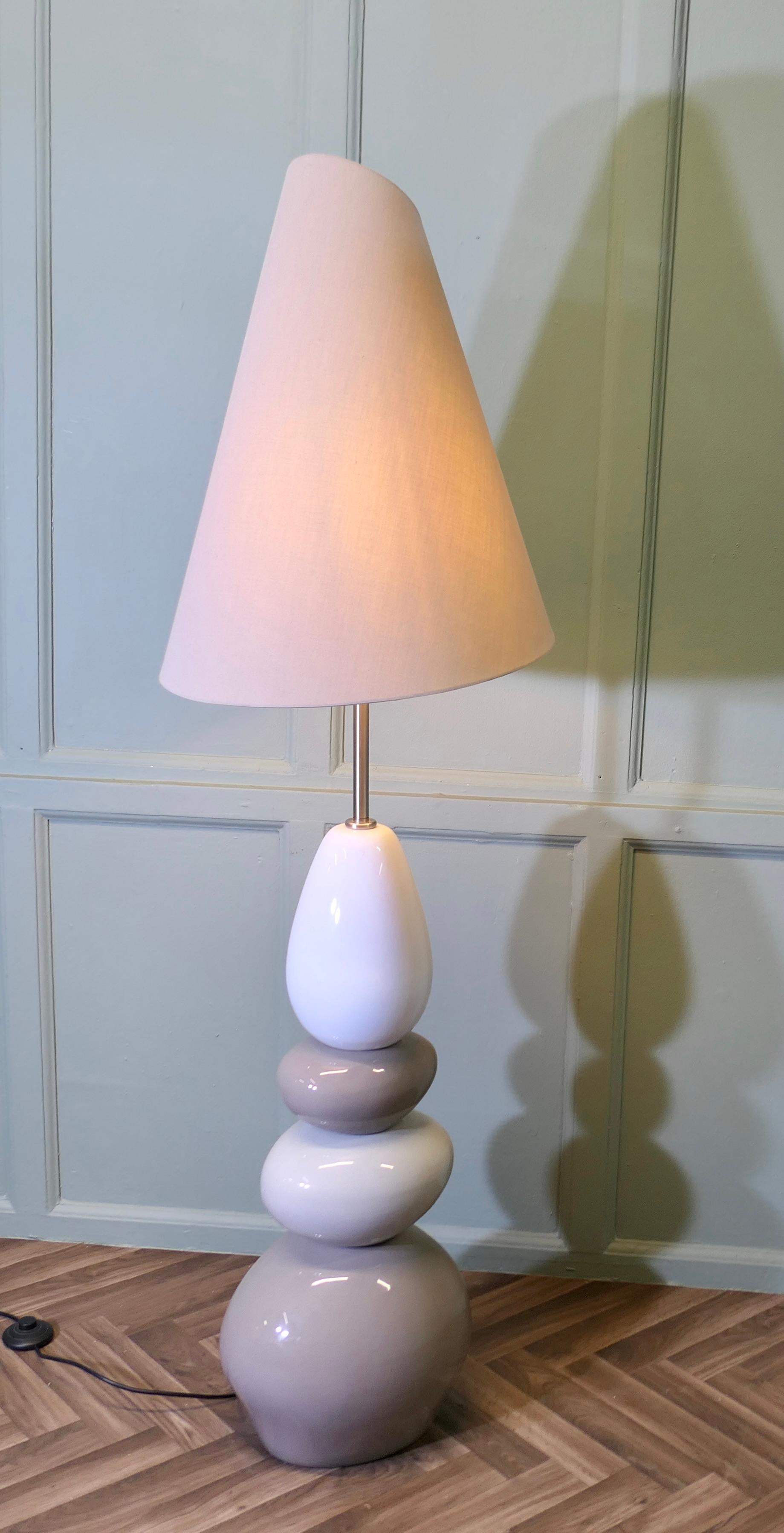 Lampada da terra standard in ciottoli molto alta dalla Francia  Un pezzo affascinante e a tutta altezza in vendita 2