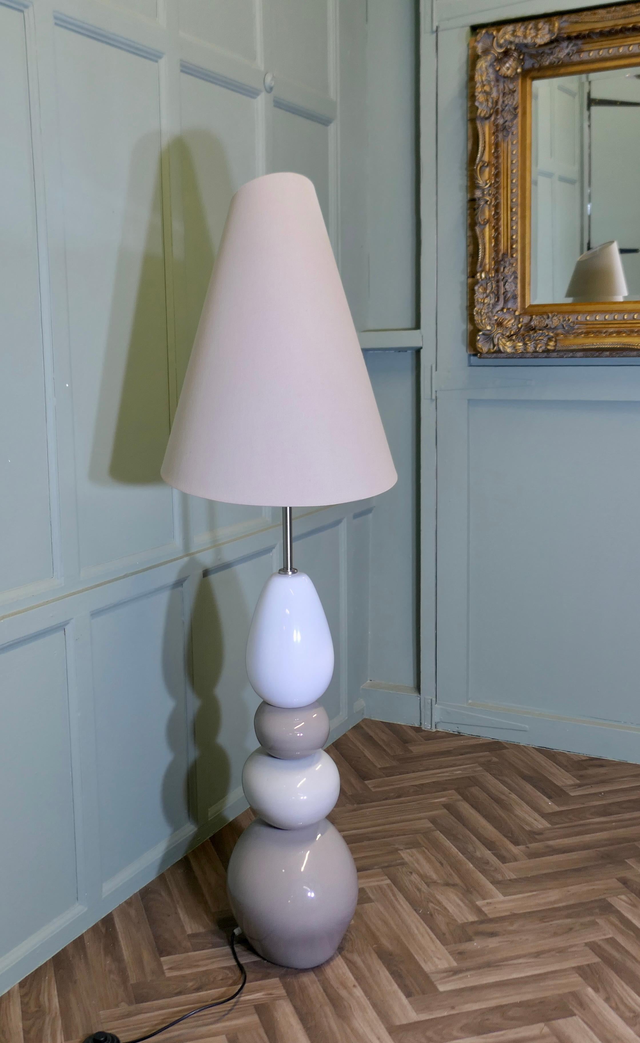 Lampada da terra standard in ciottoli molto alta dalla Francia  Un pezzo affascinante e a tutta altezza in vendita 3