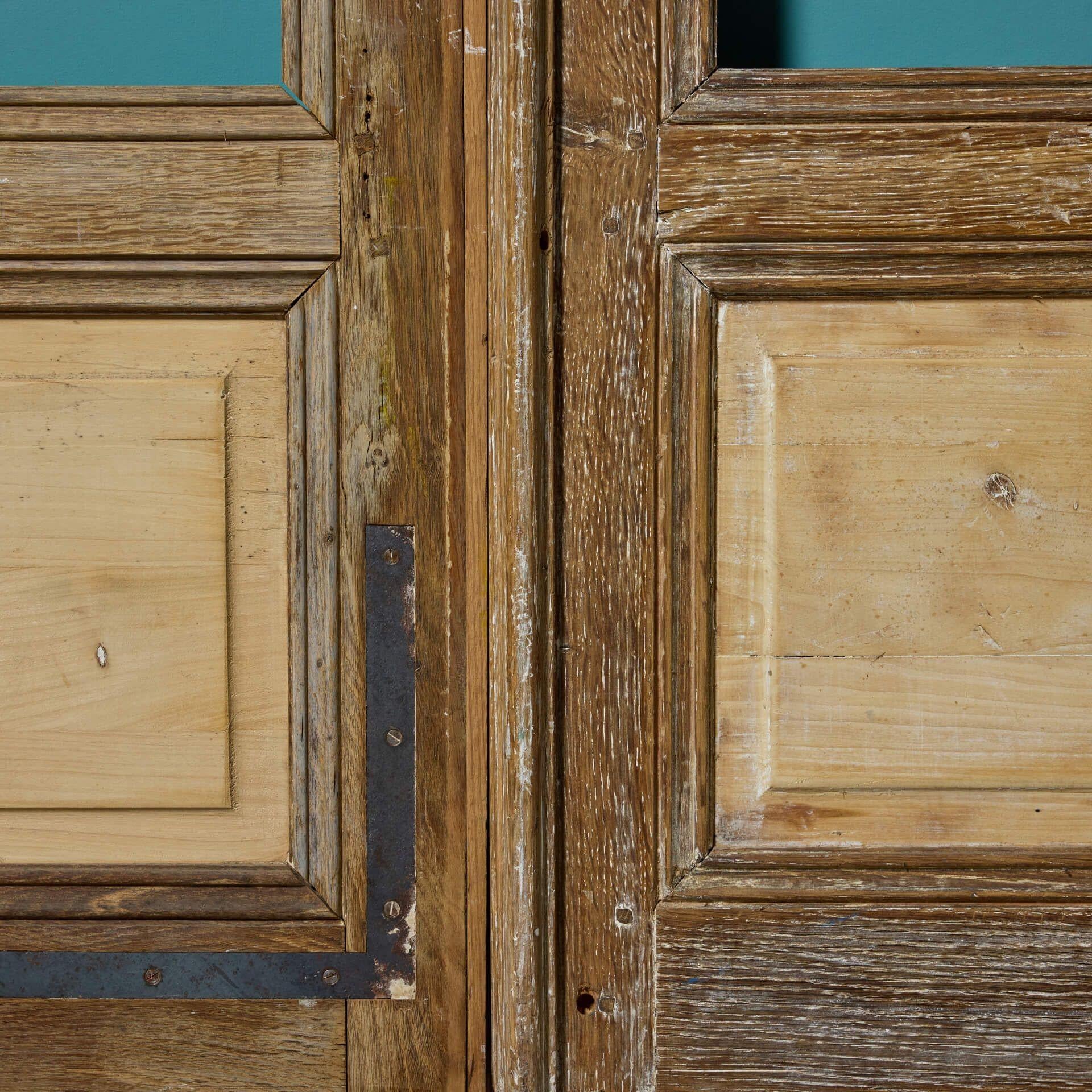 Français Très grand ensemble de portes anciennes en chêne pour glaçage en vente