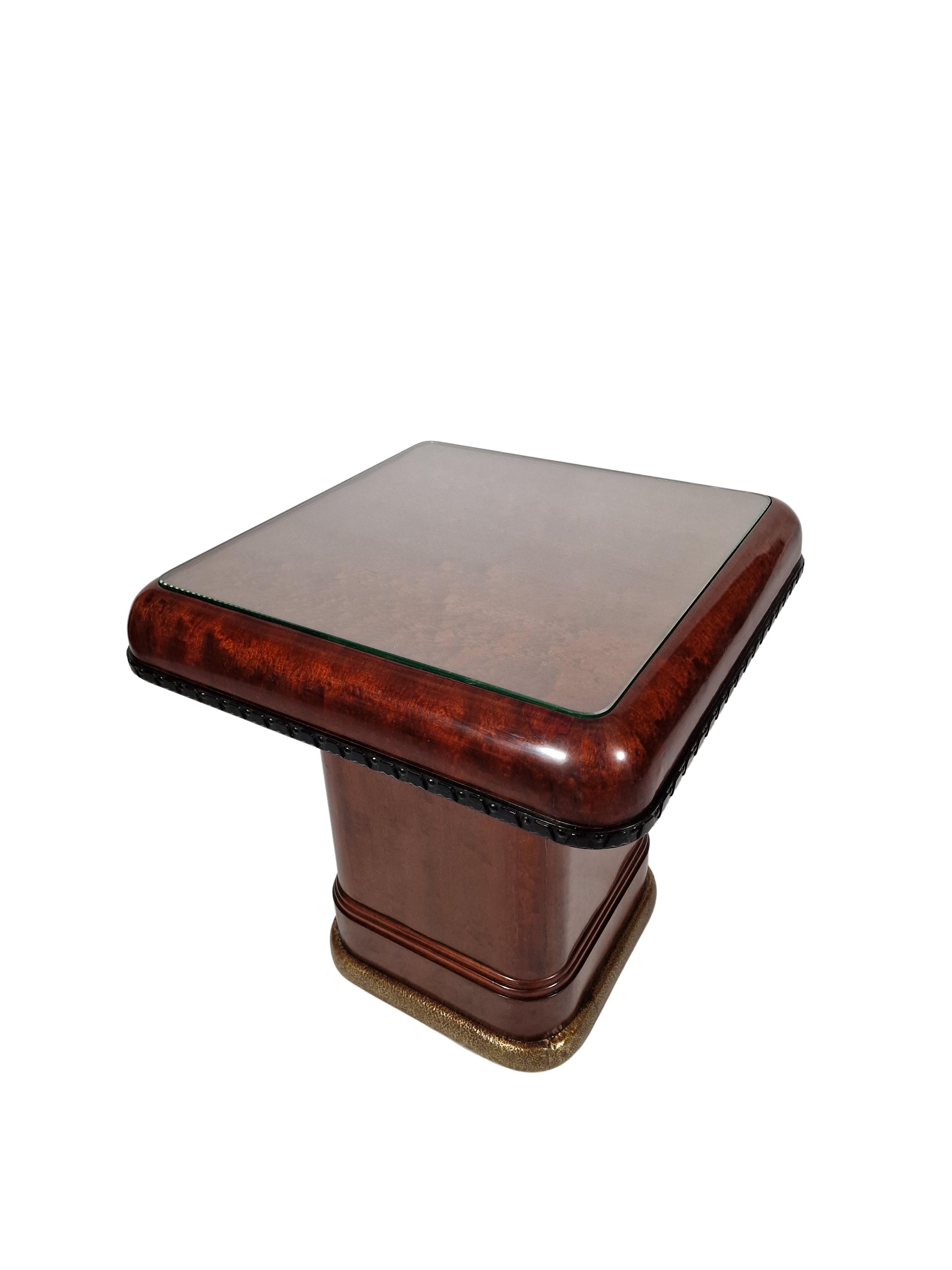 Extraordinaire table de cocktail ou table basse, un original de la période Art Nouveau vers 1910, fabriqué en Autriche. 

Un ouvrage de grande qualité en bois précieux, plaqué de manière élaborée sur une sous-structure en épicéa. Il est plaqué de