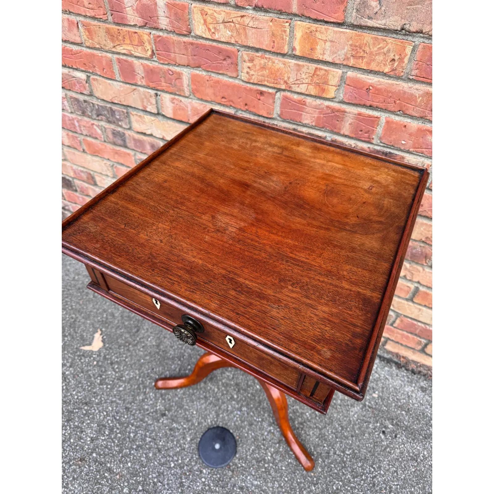 Sehr einzigartiger 2-Schubladen-Sockel-Beistelltisch aus dem 19. (Holz) im Angebot