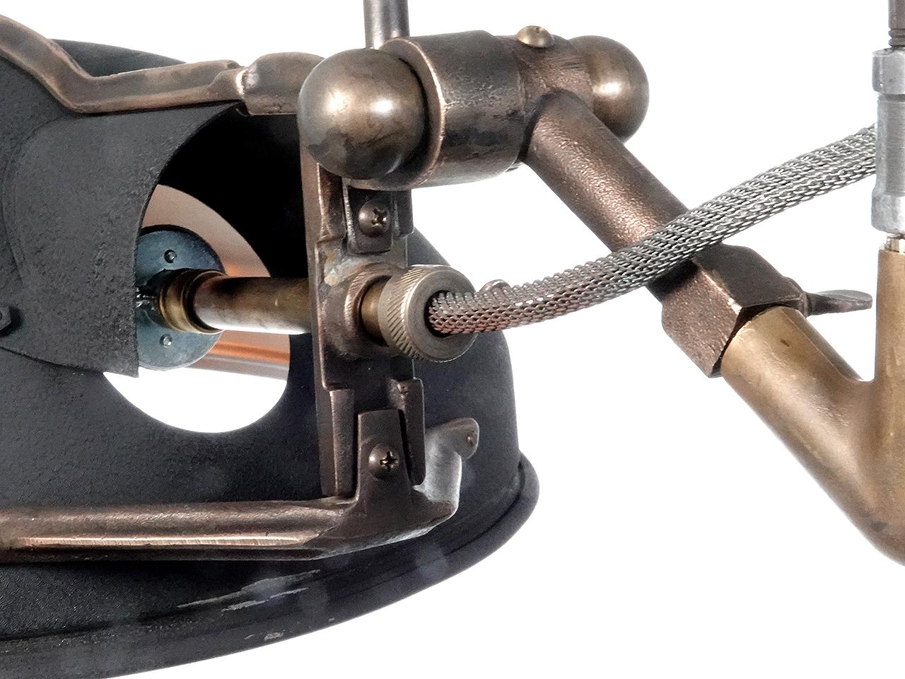 Cette lampe double offre une belle lumière et un aspect élégant. Quelque chose de difficile à trouver dans une lampe industrielle. Si vous le souhaitez, les deux ombres peuvent s'incliner vers le haut ou vers le bas. Les deux abat-jours en aluminium