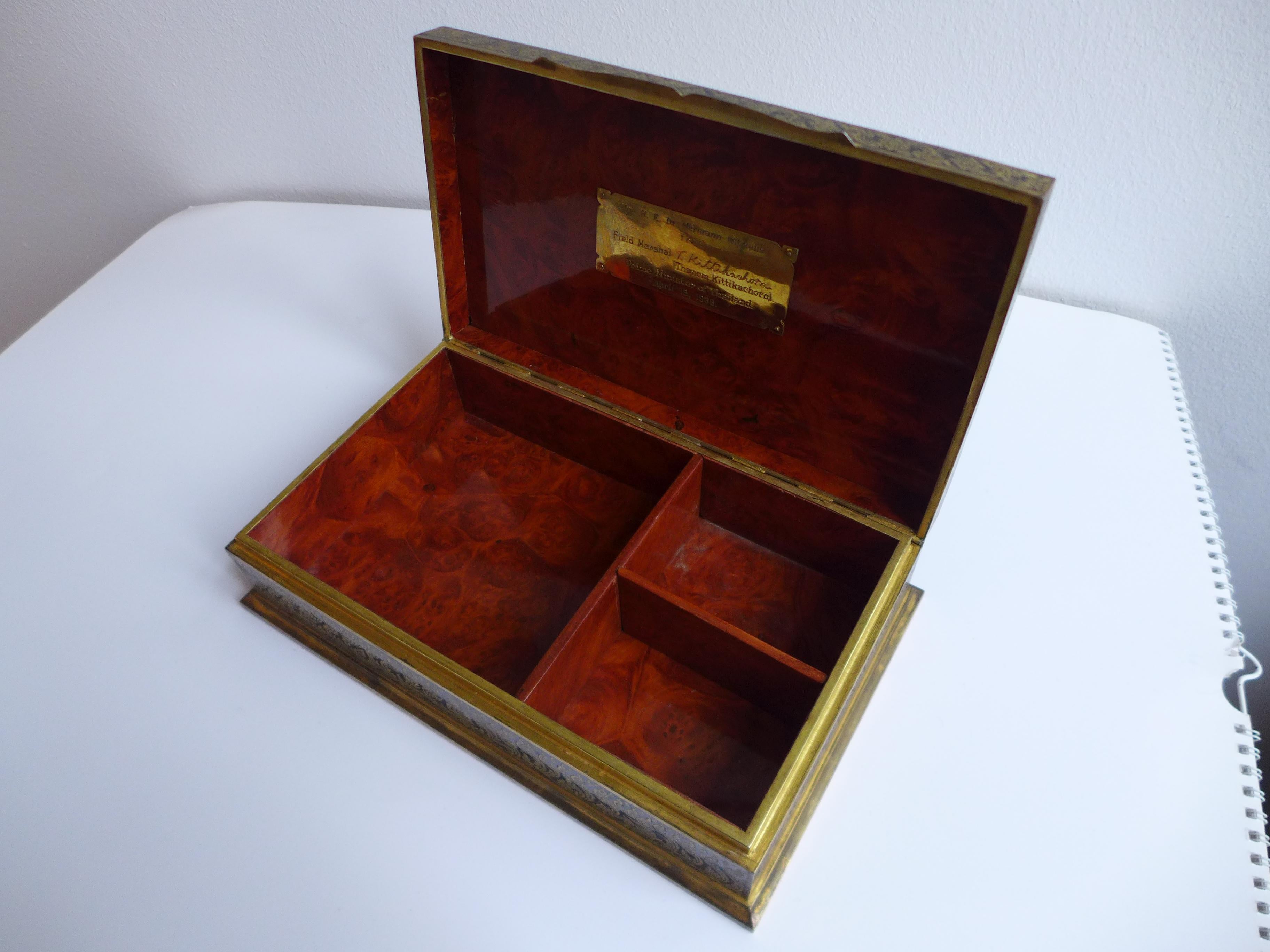 Scatola regalo molto particolare proveniente dalla Thailandia per l'Austria 1968 In condizioni buone in vendita a Vienna, AT