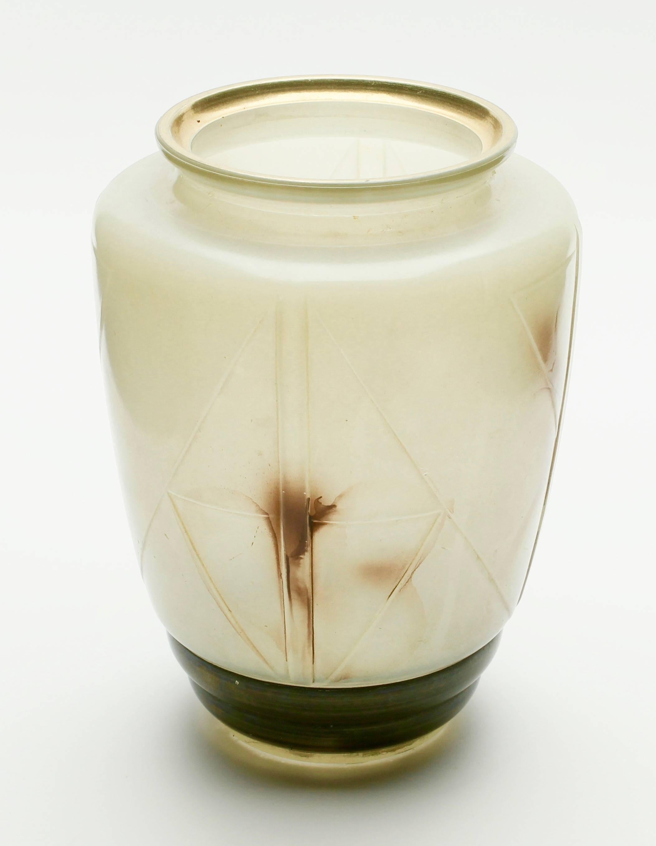 Ungewöhnliche handgefärbte Vase aus Pressglas, verziert mit Goldrand, 1940er Jahre (Art déco) im Angebot