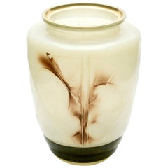 Inusual jarrón de vidrio prensado coloreado a mano decorado con borde dorado, años 40