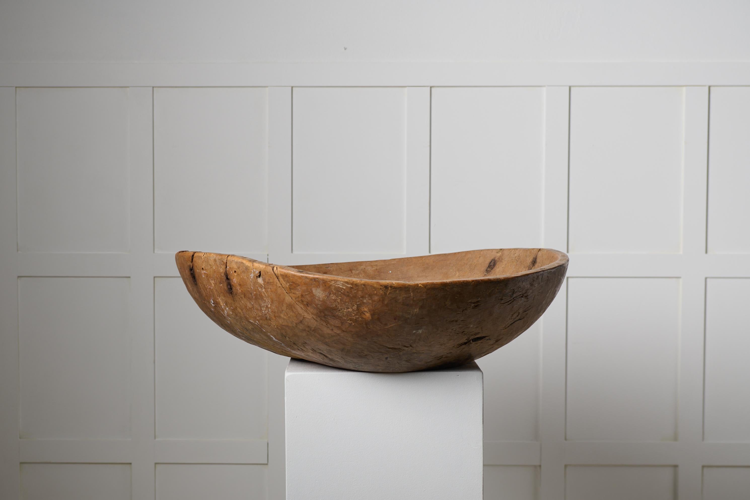 Fatto a mano Very Unusual Large Northern Swedish Wooden Bowl in Birch Root from the Mid 1700s in vendita