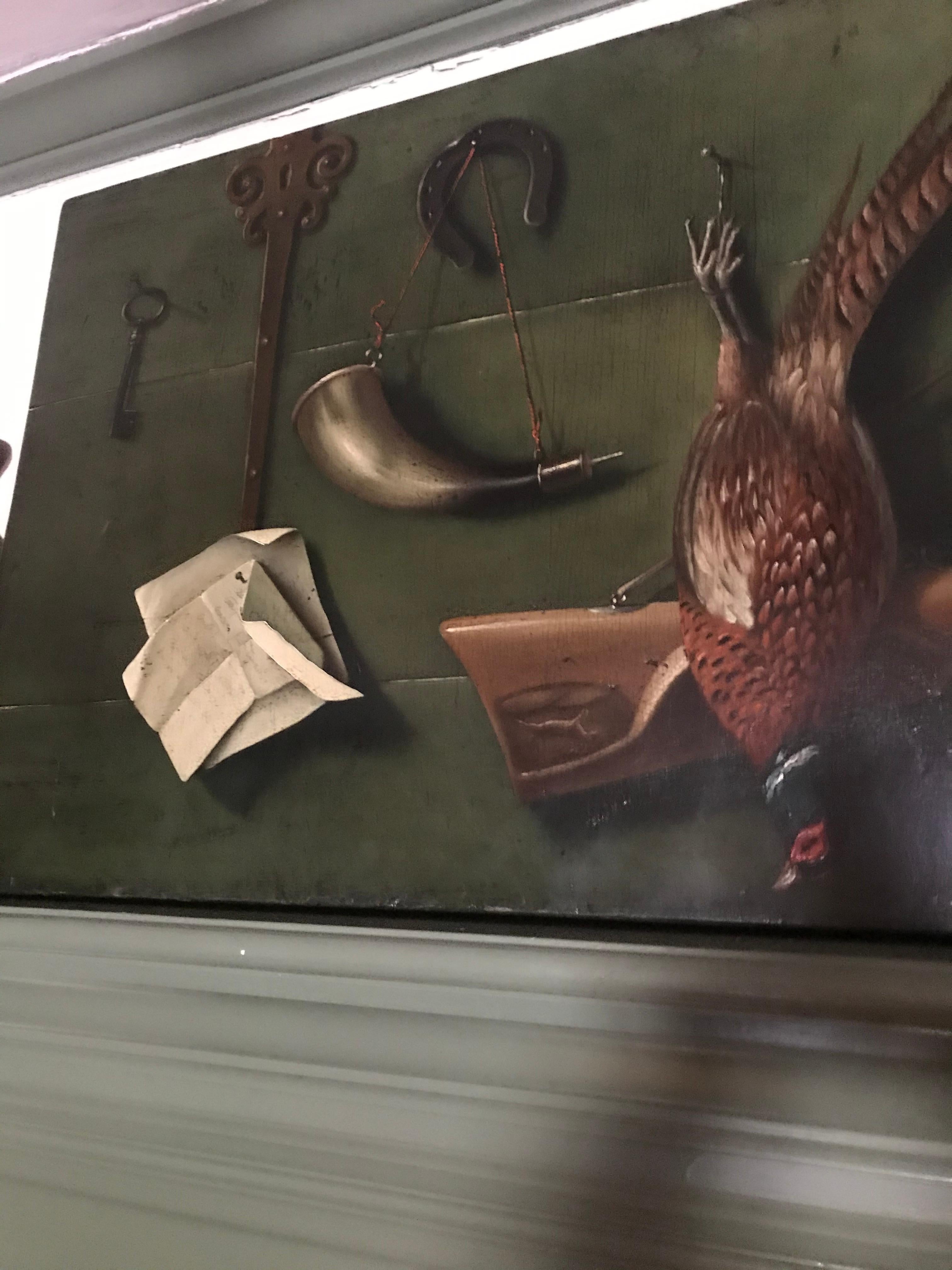 Jeu de Trompe L'oeil peinture sur panneau. Des oiseaux, des fusils et un clairon. Artiste italien et daté de 1910.