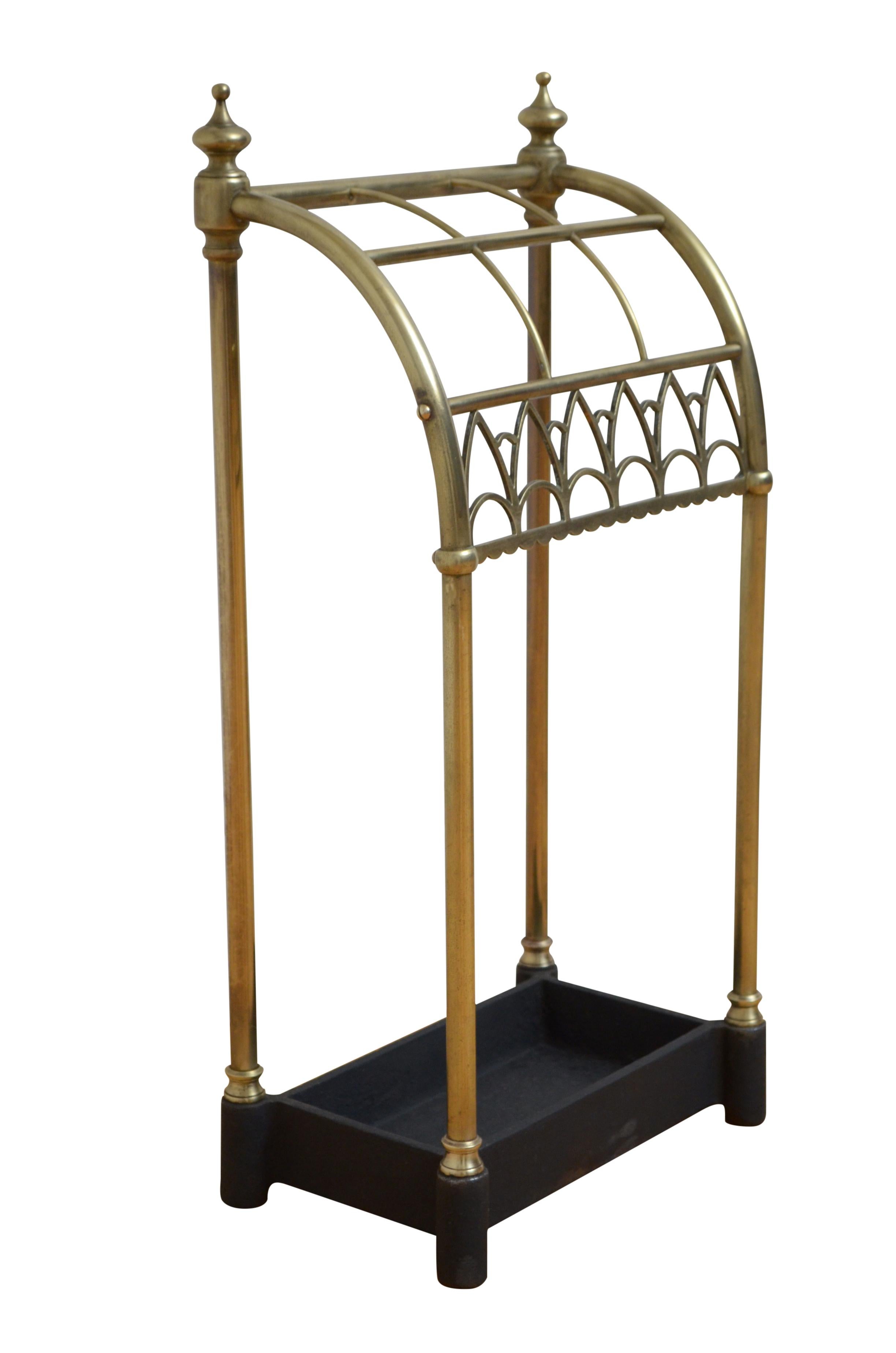 Laiton Très inhabituel porte-parapluies victorien en laiton et fonte en vente