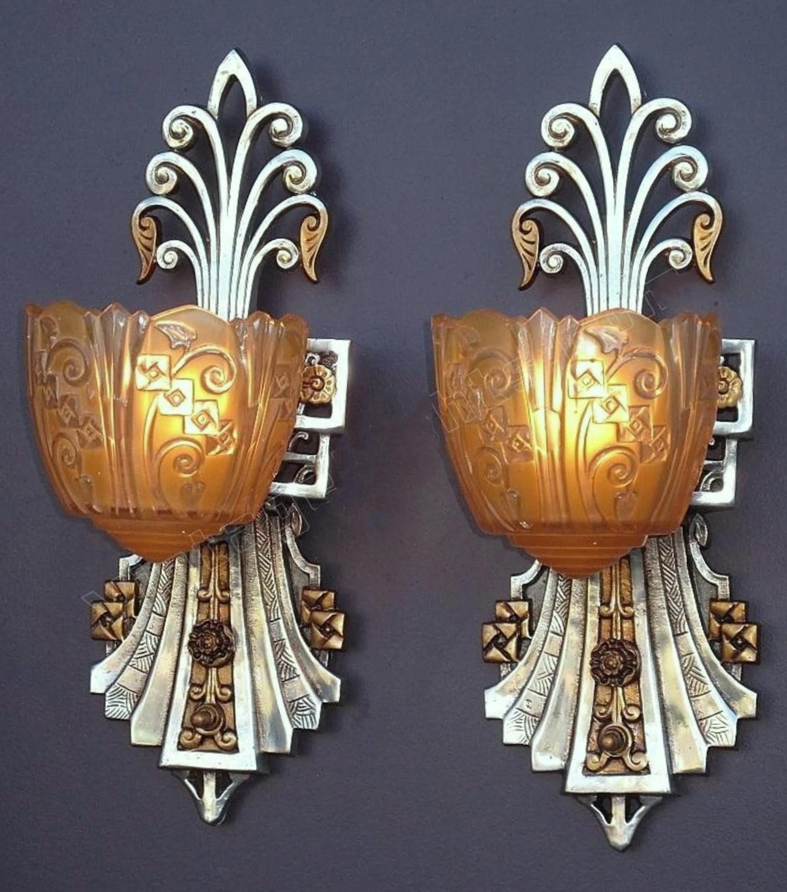 Art Deco - definiert und verfeinert.
Diese Art Deco-Wandleuchten aus den frühen 1930er Jahren wurden originalgetreu restauriert und sind leicht übertrieben. Die Aluminium-Rückwände wurden auf ihre ursprüngliche, spiegelglatte Oberfläche
