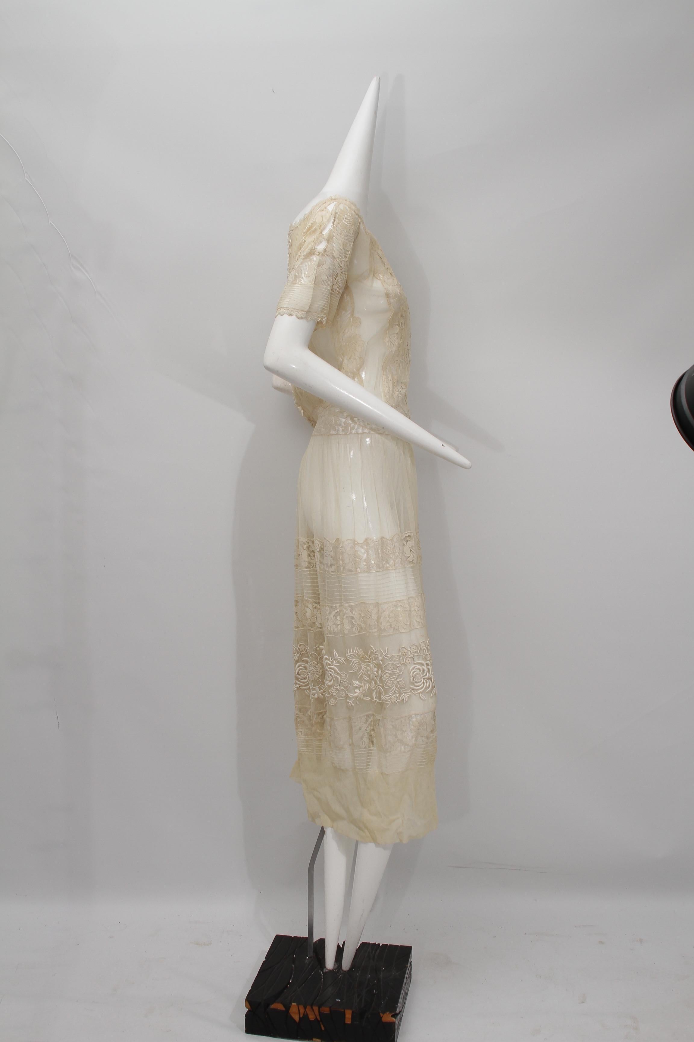 Very Vintage ecru lace and embroidered long sheer dress with short sleeves For Sale 5