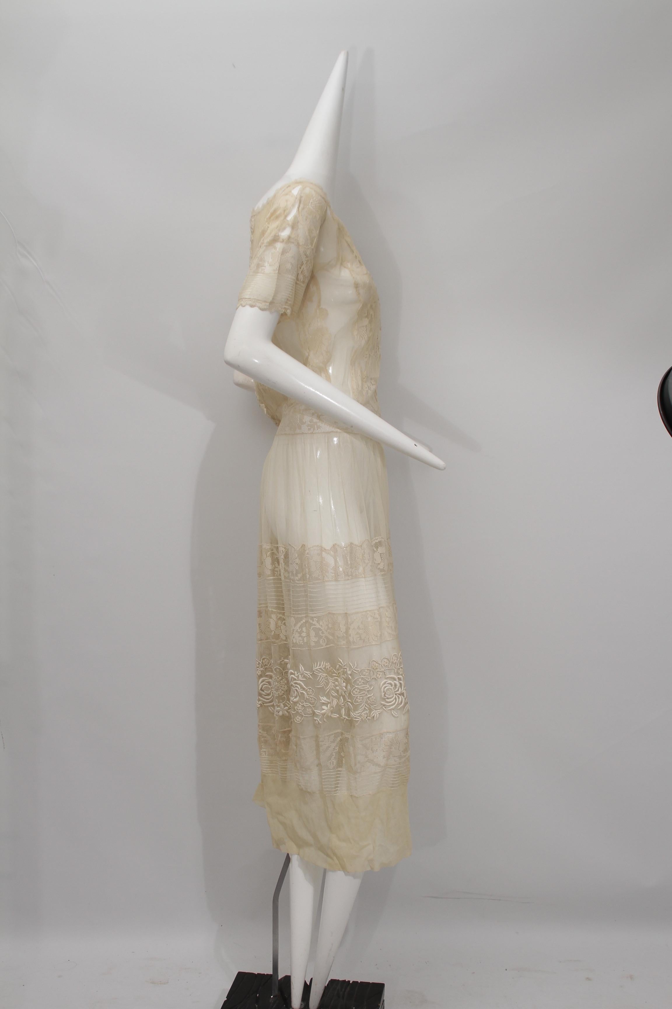 Very Vintage ecru lace and embroidered long sheer dress with short sleeves For Sale 6