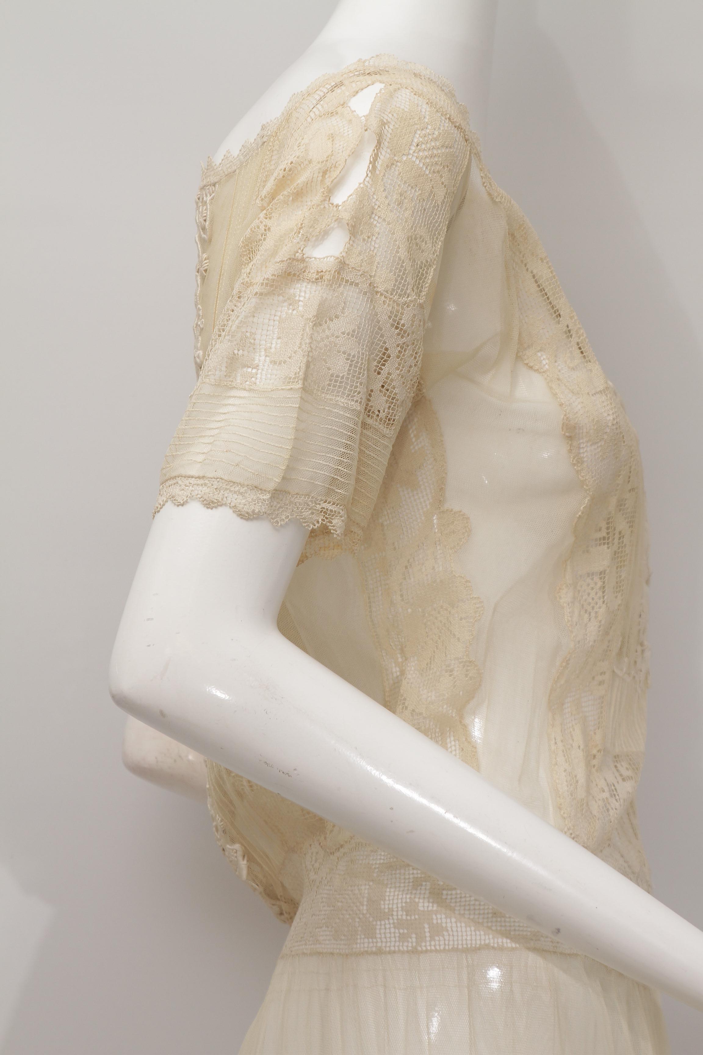 Very Vintage ecru lace and embroidered long sheer dress with short sleeves For Sale 9