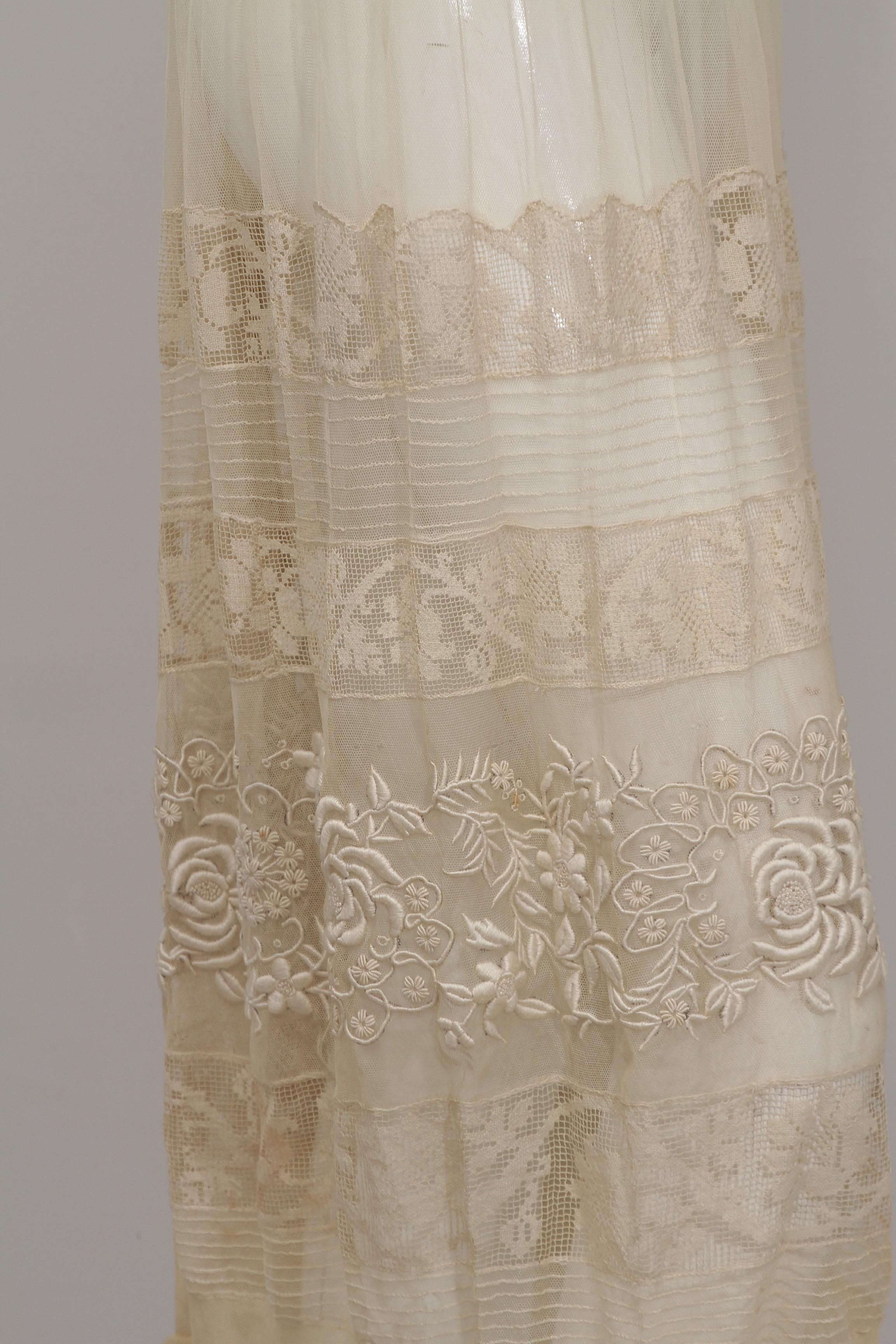 Very Vintage ecru lace and embroidered long sheer dress with short sleeves For Sale 10