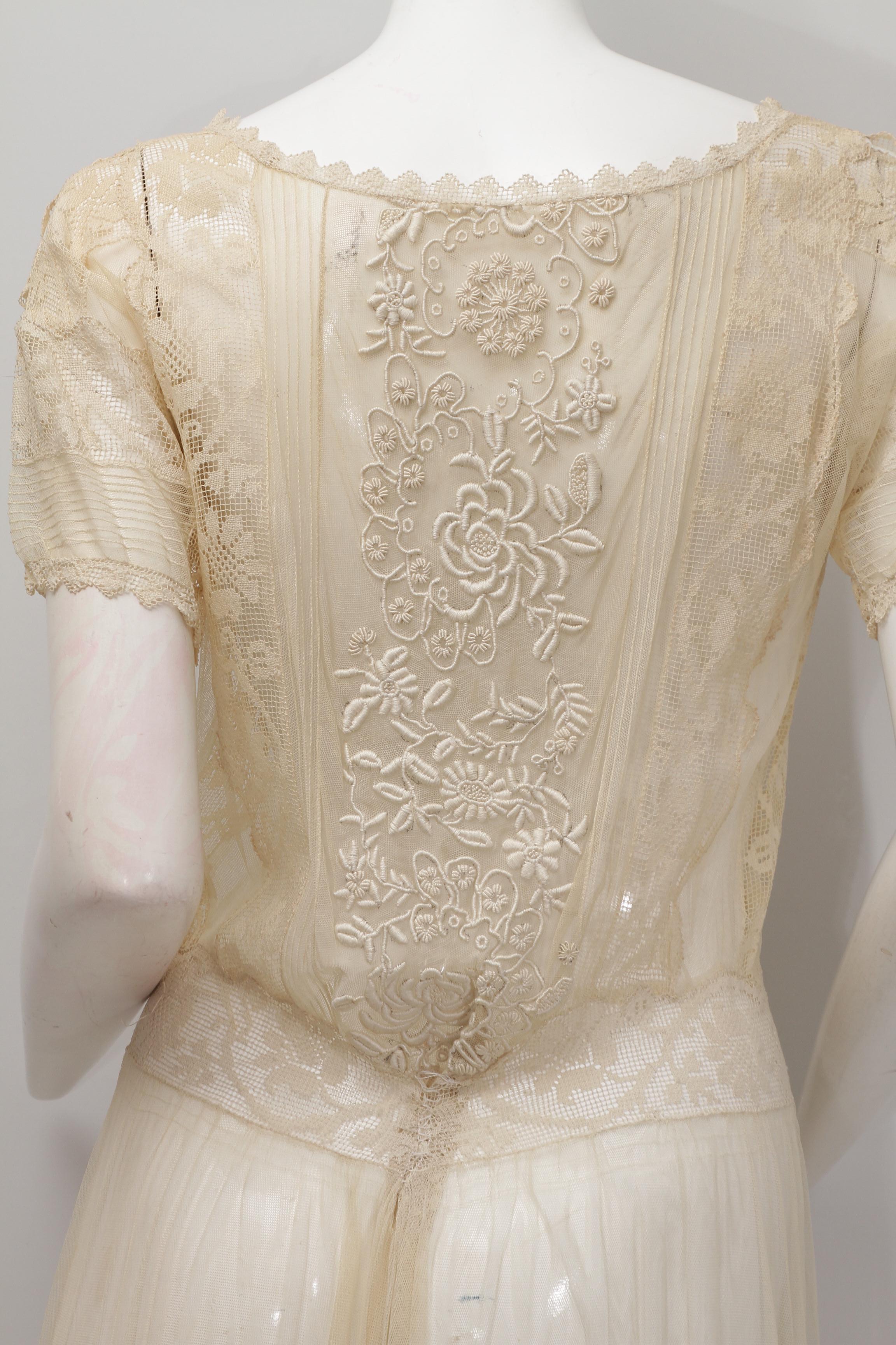 Very Vintage ecru lace and embroidered long sheer dress with short sleeves For Sale 13