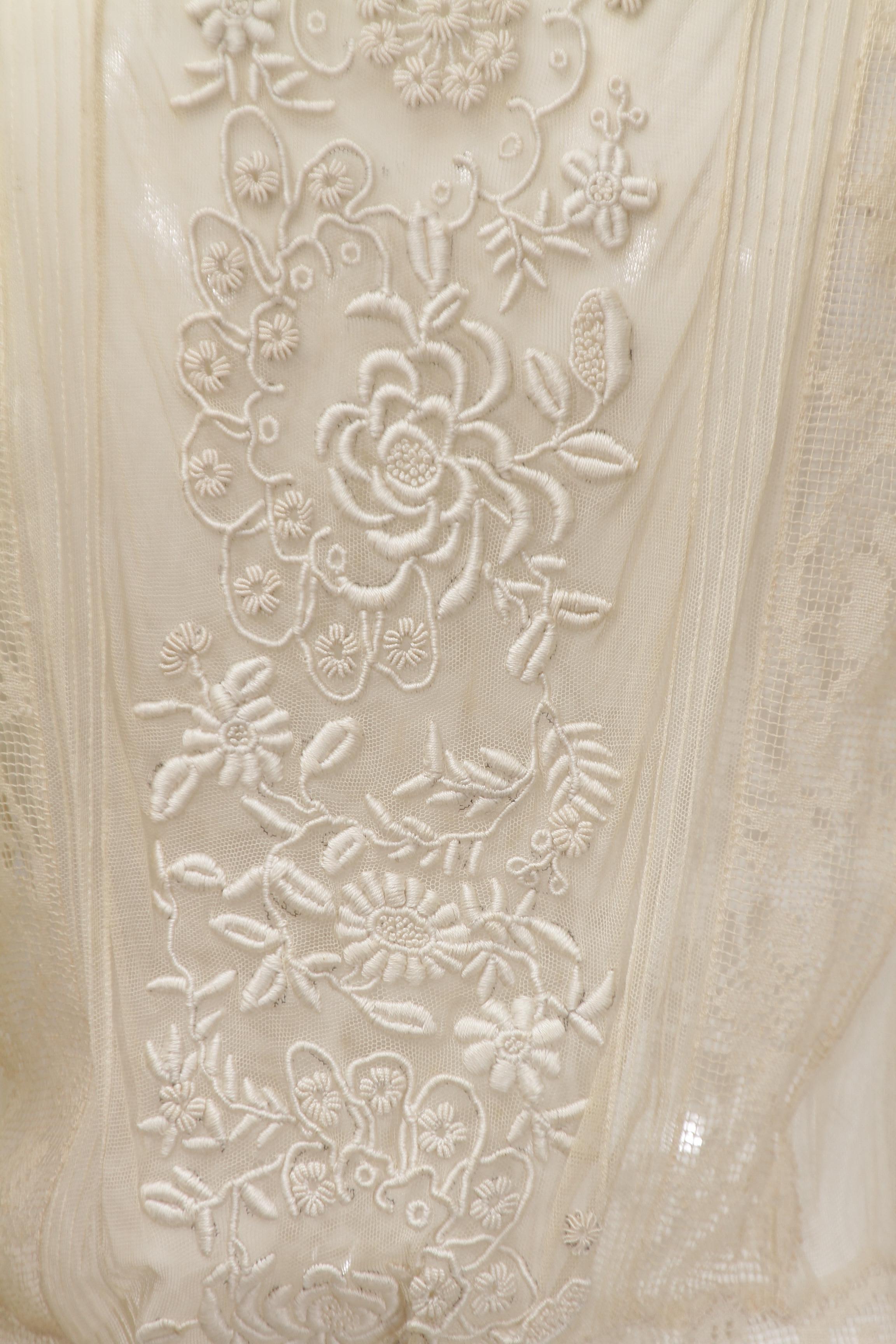 Very Vintage ecru lace and embroidered long sheer dress with short sleeves For Sale 14