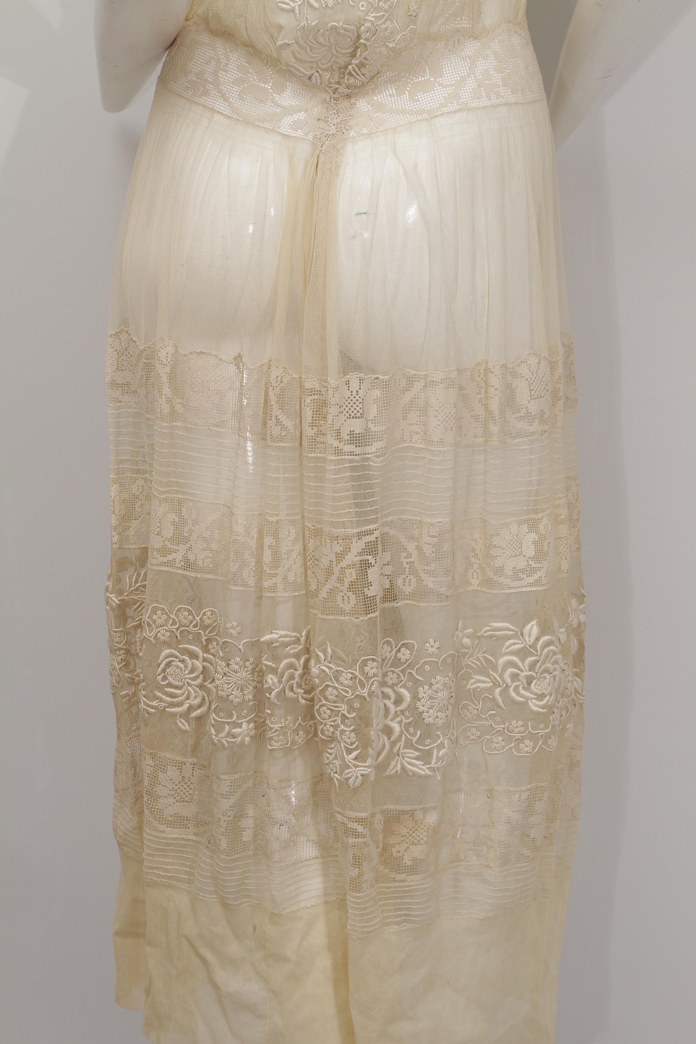 Very Vintage ecru lace and embroidered long sheer dress with short sleeves For Sale 15