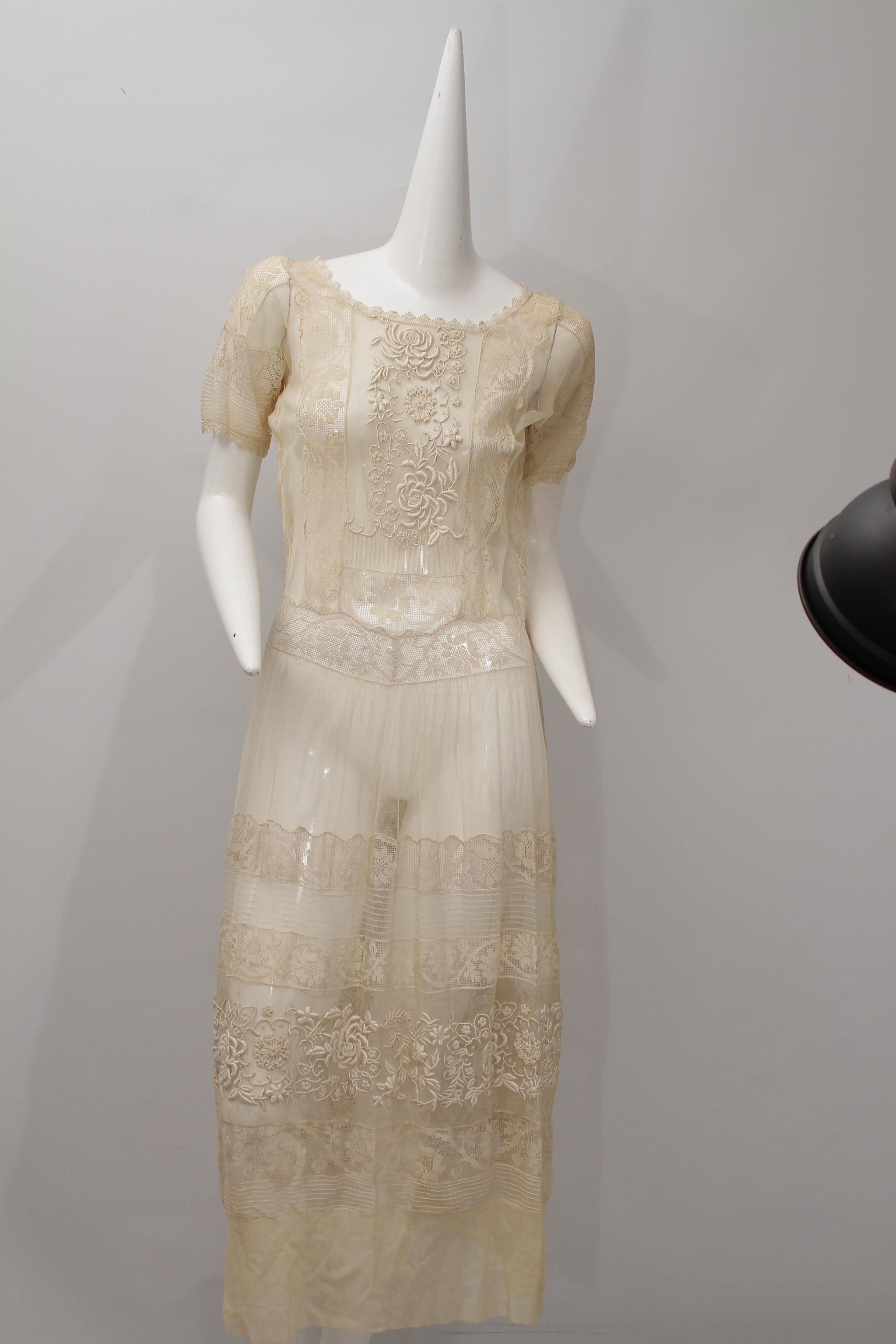 Very Vintage ecru lace and embroidered long sheer dress with short sleeves In Good Condition For Sale In Kingston, NY