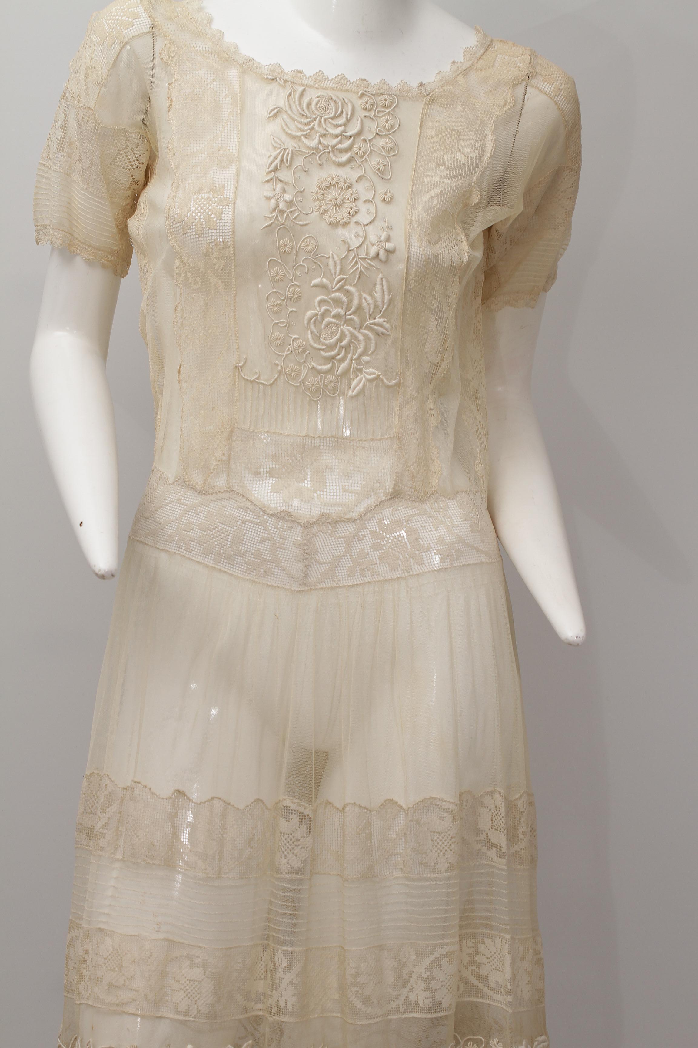 Very Vintage ecru lace and embroidered long sheer dress with short sleeves For Sale 2