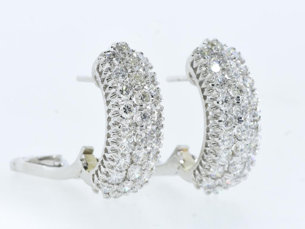 Very White Diamond Finely Pave Set Contemporary 18K White Gold Earrings In Excellent Condition For Sale In Aspen, CO