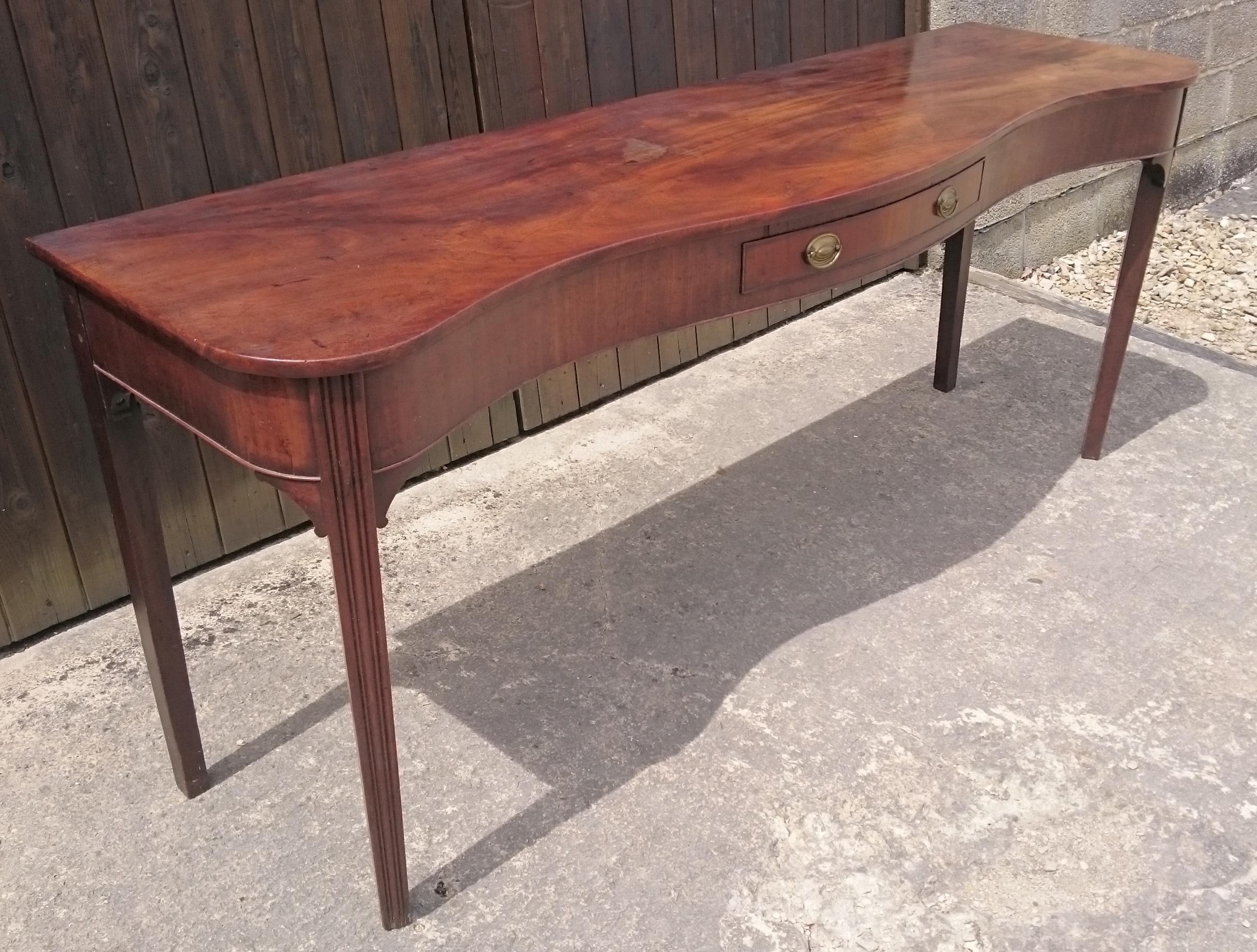 Very Wide George III Period 18th Century Irish Mahogany Serpentine Serving Table In Excellent Condition In Gloucestershire, GB