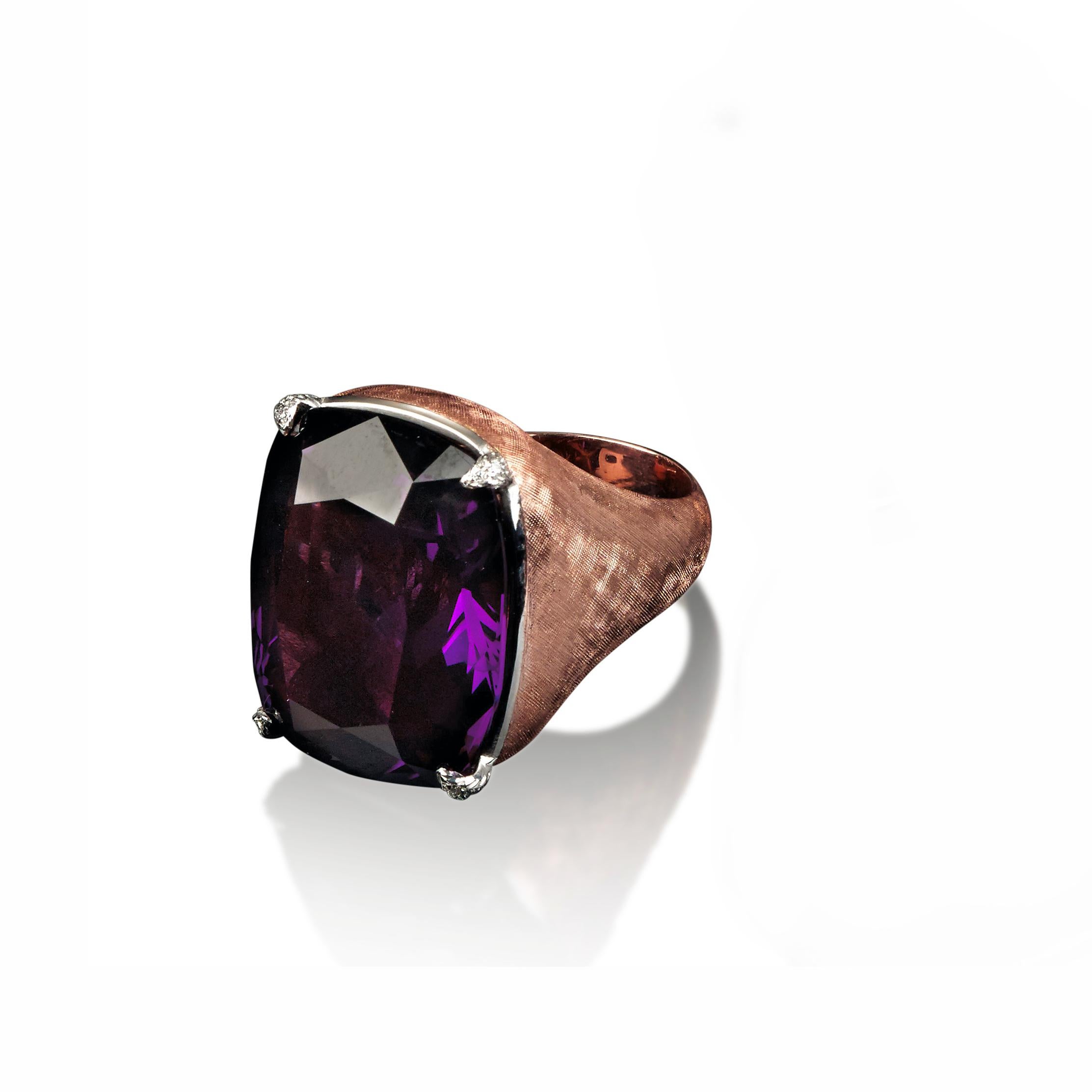 Violetta l18 kt Rose Gold Ring featuring a central Gem Quality Amethyst for 33.60 carats.
Diameter in cm: 1.60