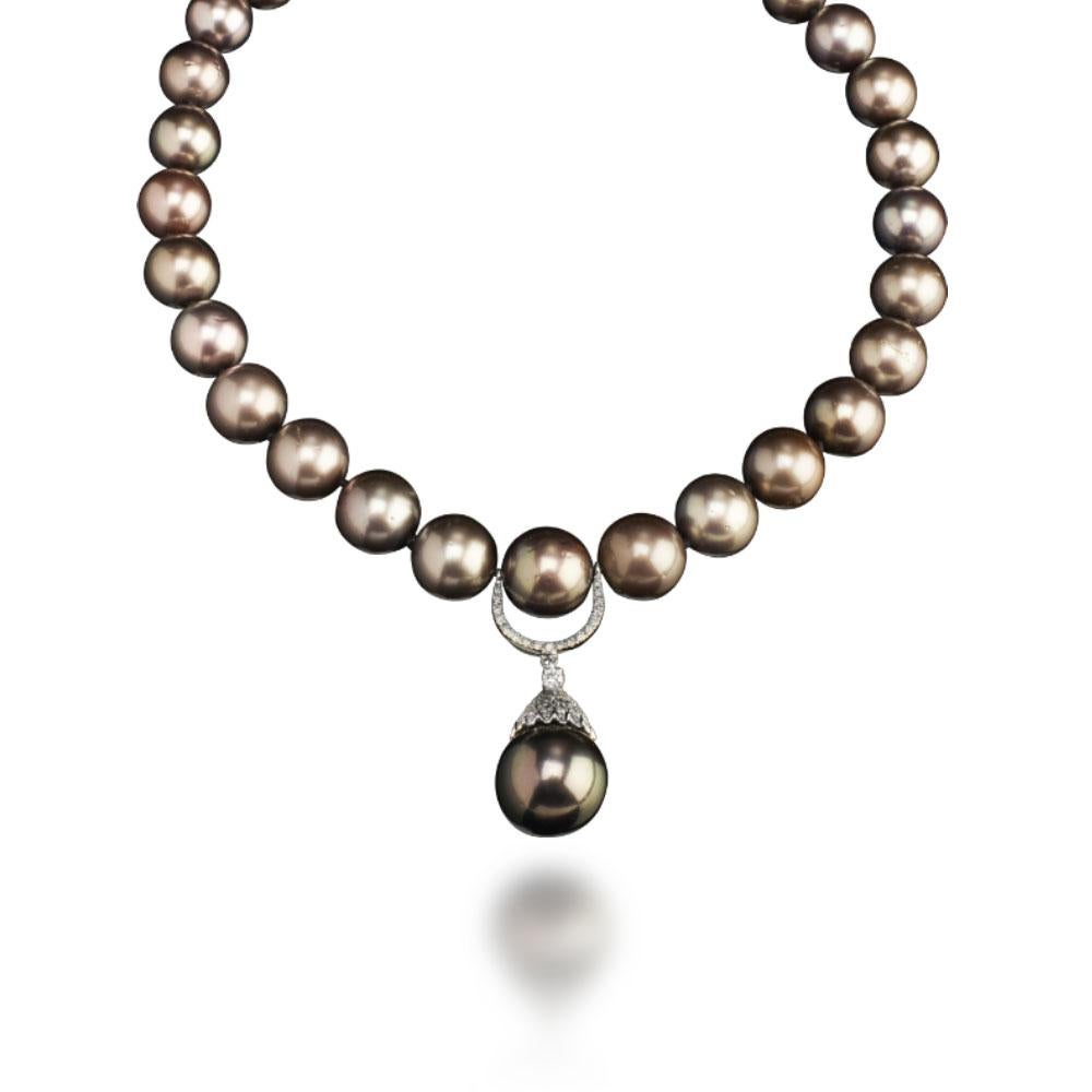 The captivating Tahiti Pearls for 453,71 carats of the Necklace “Tahiti” intrigue with their hypnotic colour shade, enhanced by 1,42 carats Brilliant-cut Diamonds, G colour, IF clarity, and set in 18 kt White Gold.
The necklace is available in set
