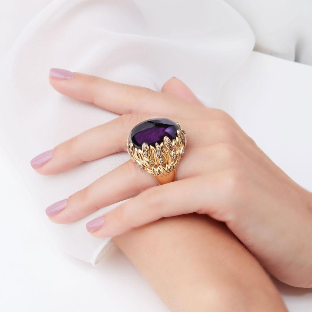 Hypnotic and enigmatic, the vibrant and deep Purple colour of the 42,00 carats Amethyst of the Ring “Intreccio” recalls mysterious gothic atmospheres. The ramages motif of the 18 kt Yellow Gold setting is enhanced by 1,05 carats of Brilliant-cut