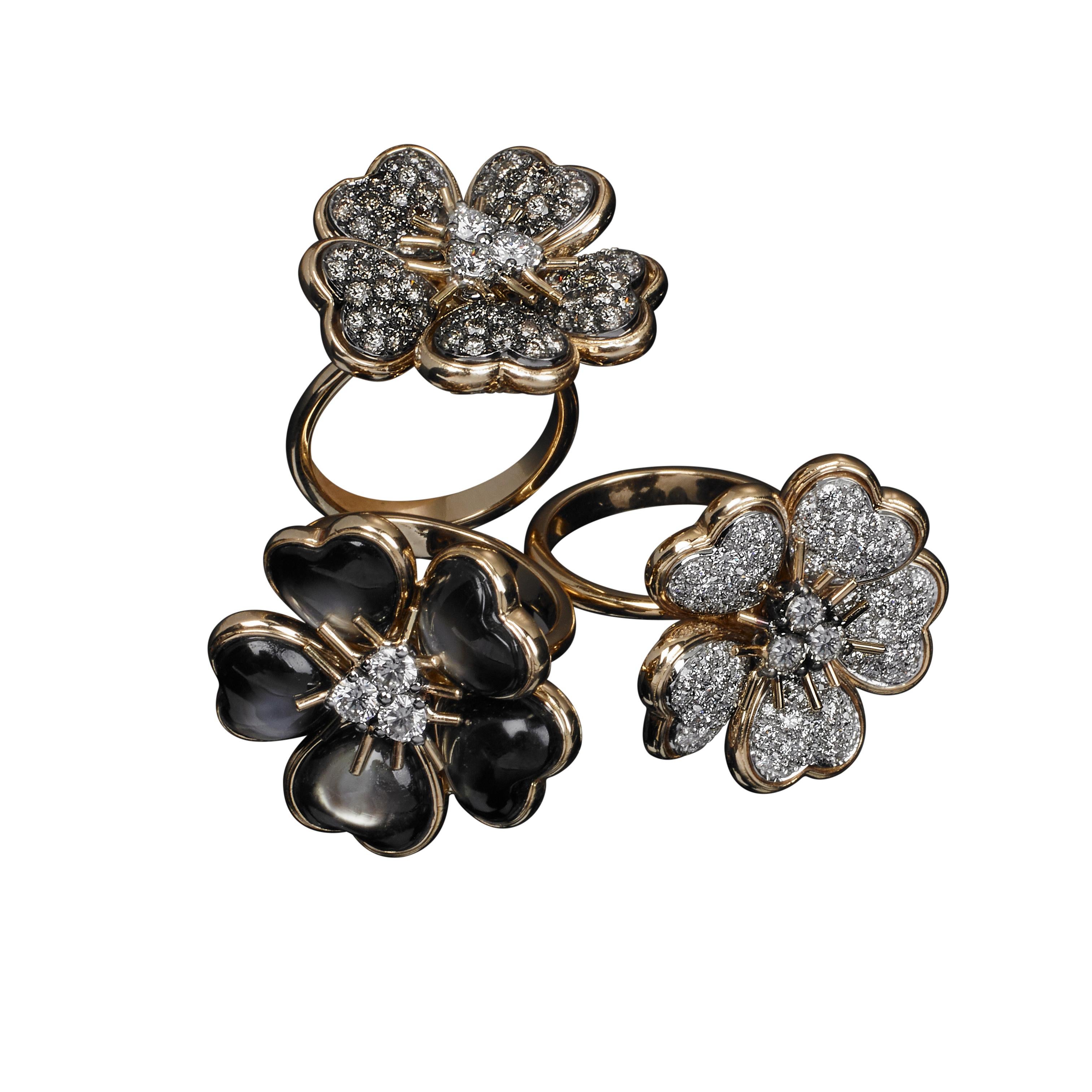 18 Kt Yellow Gold Flower Ring with nice and charming petals enriched with 1,39 carats of White Brilliant-cut Diamonds, G colour, IF clarity, and 0,30 carats of Brown Brilliant-cut Diamonds.
The Ring is part of the lovely, multi-coloured, joyful