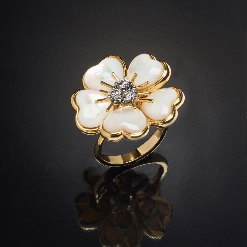 18 Karat Yellow Gold Flower Ring adorned with White Mother-of-Pearl Inlays, resembling nice and charming petals, enriched with 0,32 carats of Brilliant-cut Diamonds, G colour, IF clarity.
The Ring is part of the lovely, multi-coloured, joyful