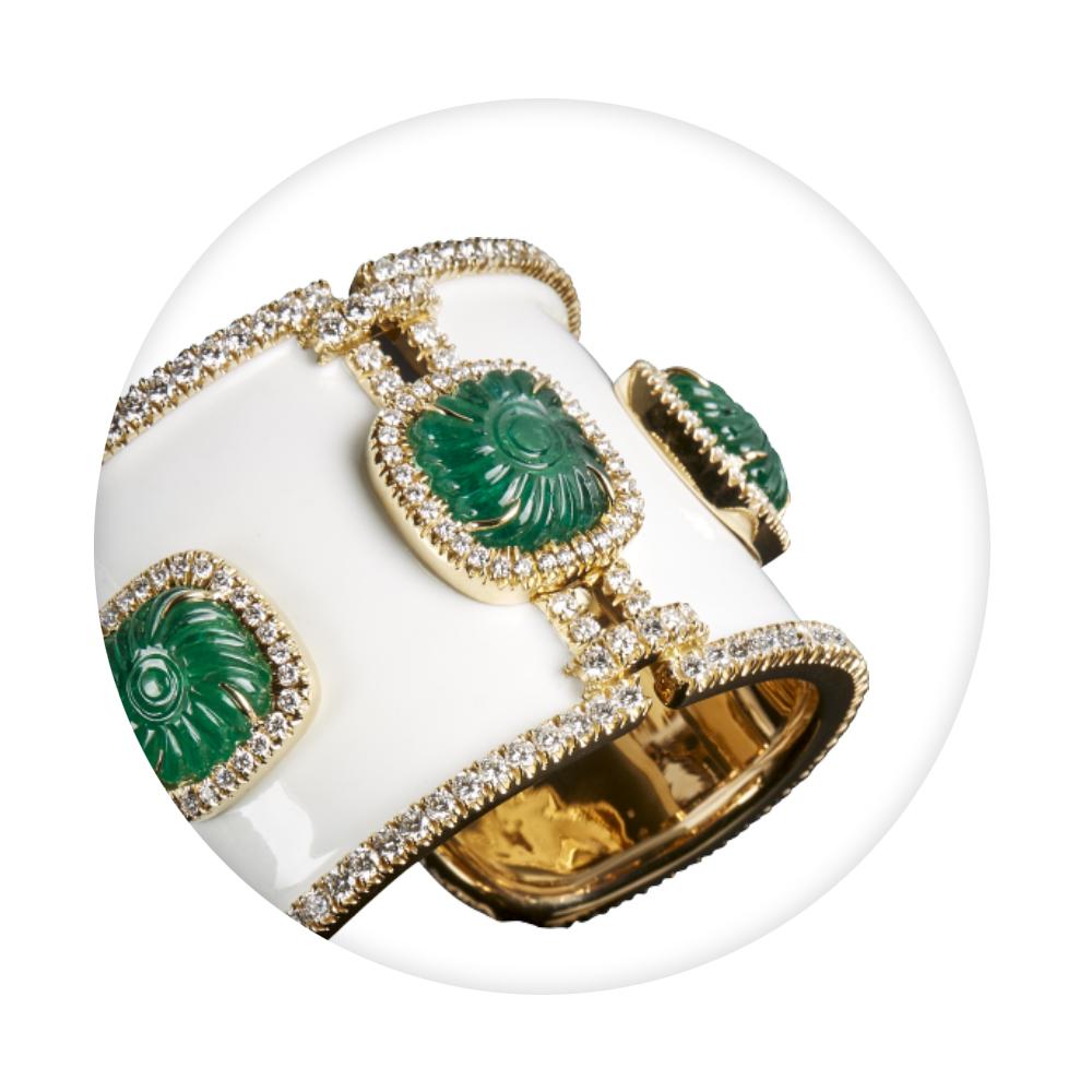 Manschette aus 18 Karat Gold, Emaille, sambisch geschnitztem Smaragd und Diamanten von Veschetti (Zeitgenössisch) im Angebot