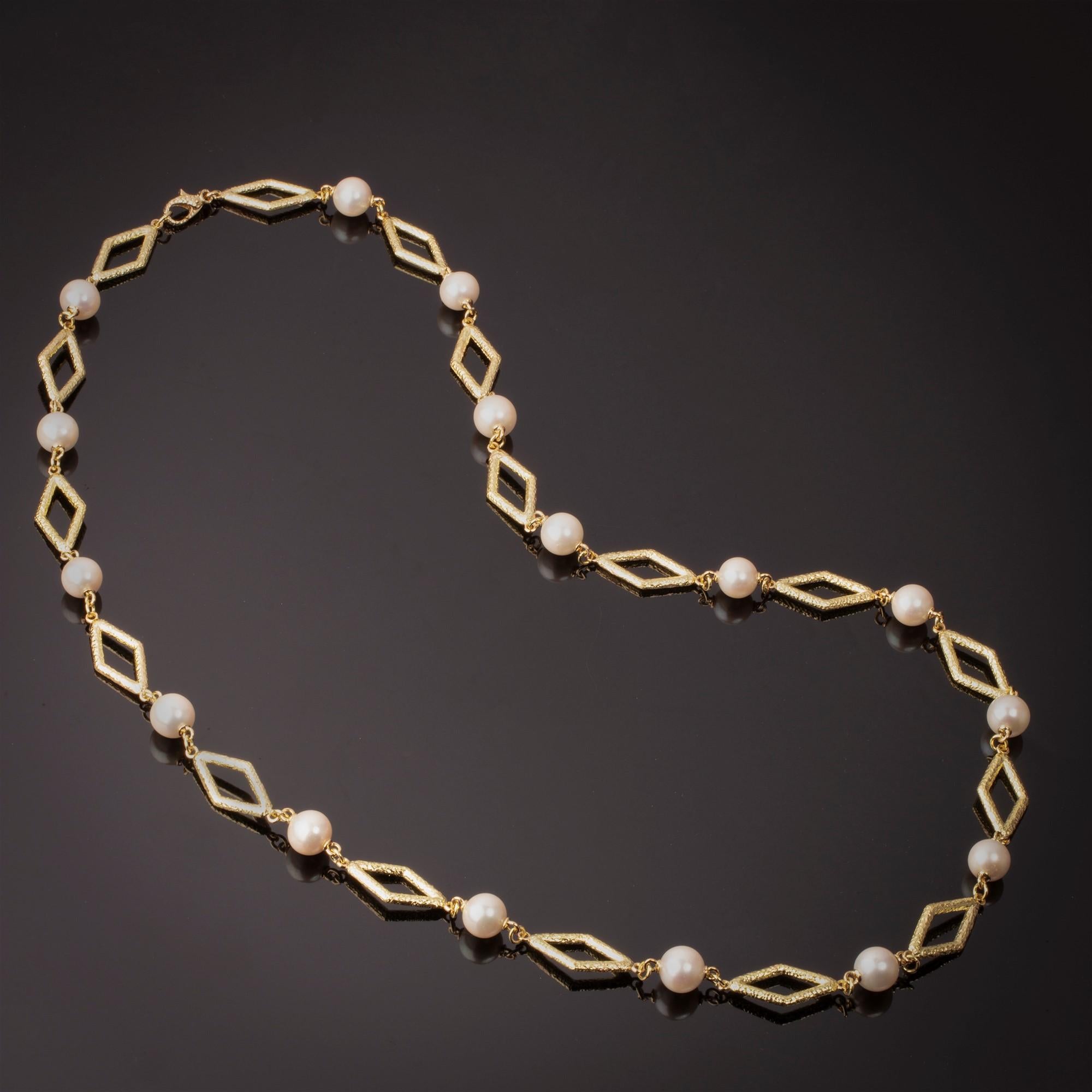 Round Cut Veschetti 18 Kt Yellow Gold and South Sea Pearls Necklace For Sale