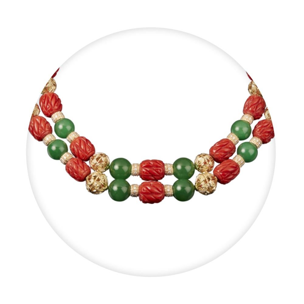 Veschetti-Halskette aus 18 Karat Gelbgold, Koralle, Jades und Diamanten (Zeitgenössisch) im Angebot