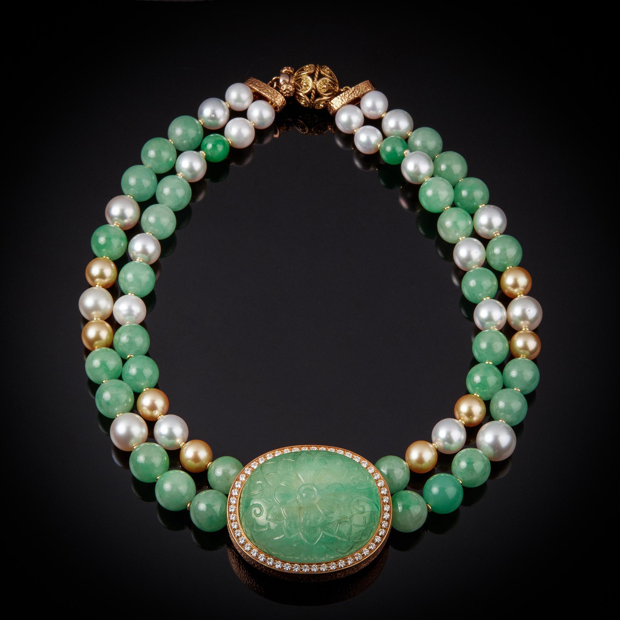 Veschetti-Halskette aus 18 Karat Gelbgold mit Smaragd, Jade, Perle und Diamanten (Brillantschliff) im Angebot