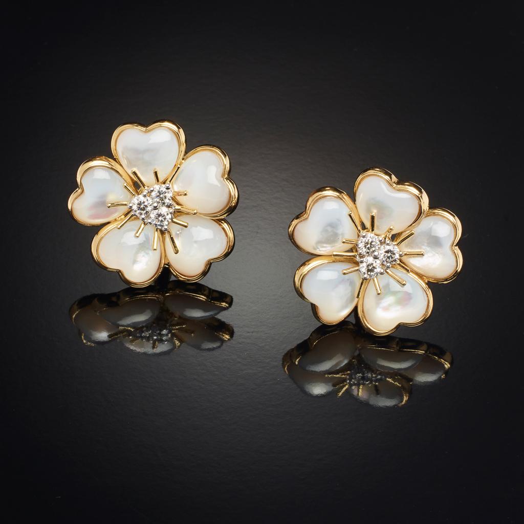 18 kt Yellow Gold Flower Earrings adorned with White Mother-of-Pearl Inlays, resembling nice and charming petals, enriched with 0,70 carats of Brilliant-cut Diamonds, G colour, IF clarity.
The Earrings are part of the lovely, multi-coloured, joyful