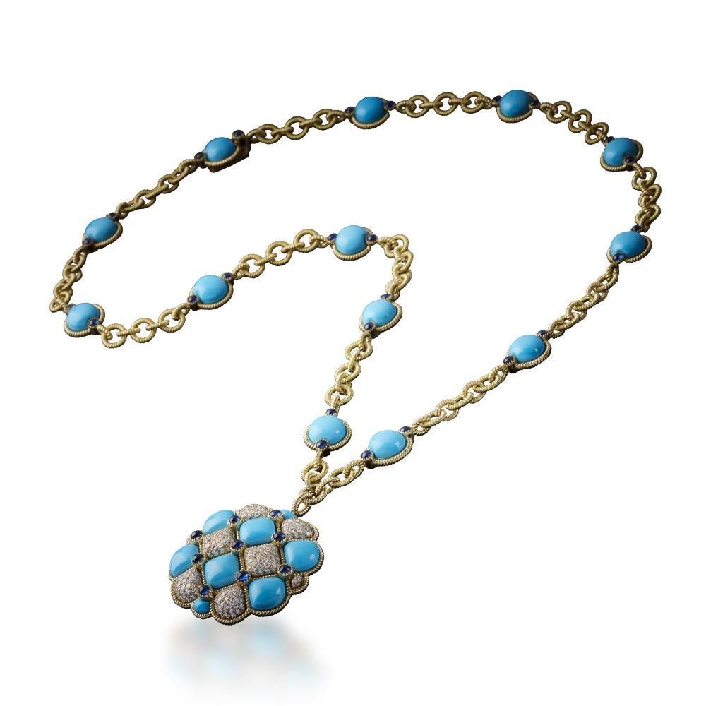 The playful matelassé pattern of the Necklace 