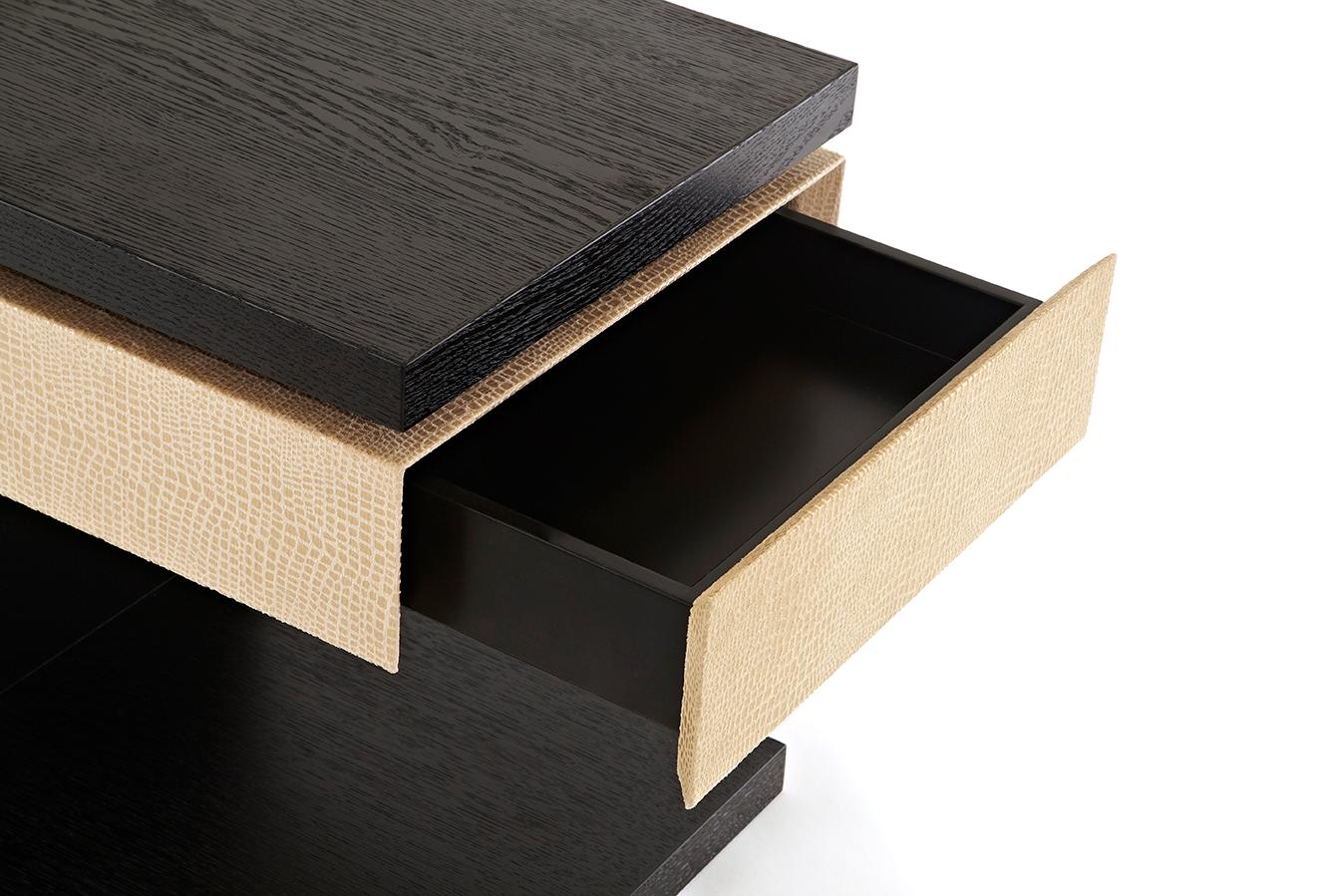 Américain Table d'appoint Vesey en forme de C, bois avec un tiroir en cuir en vente