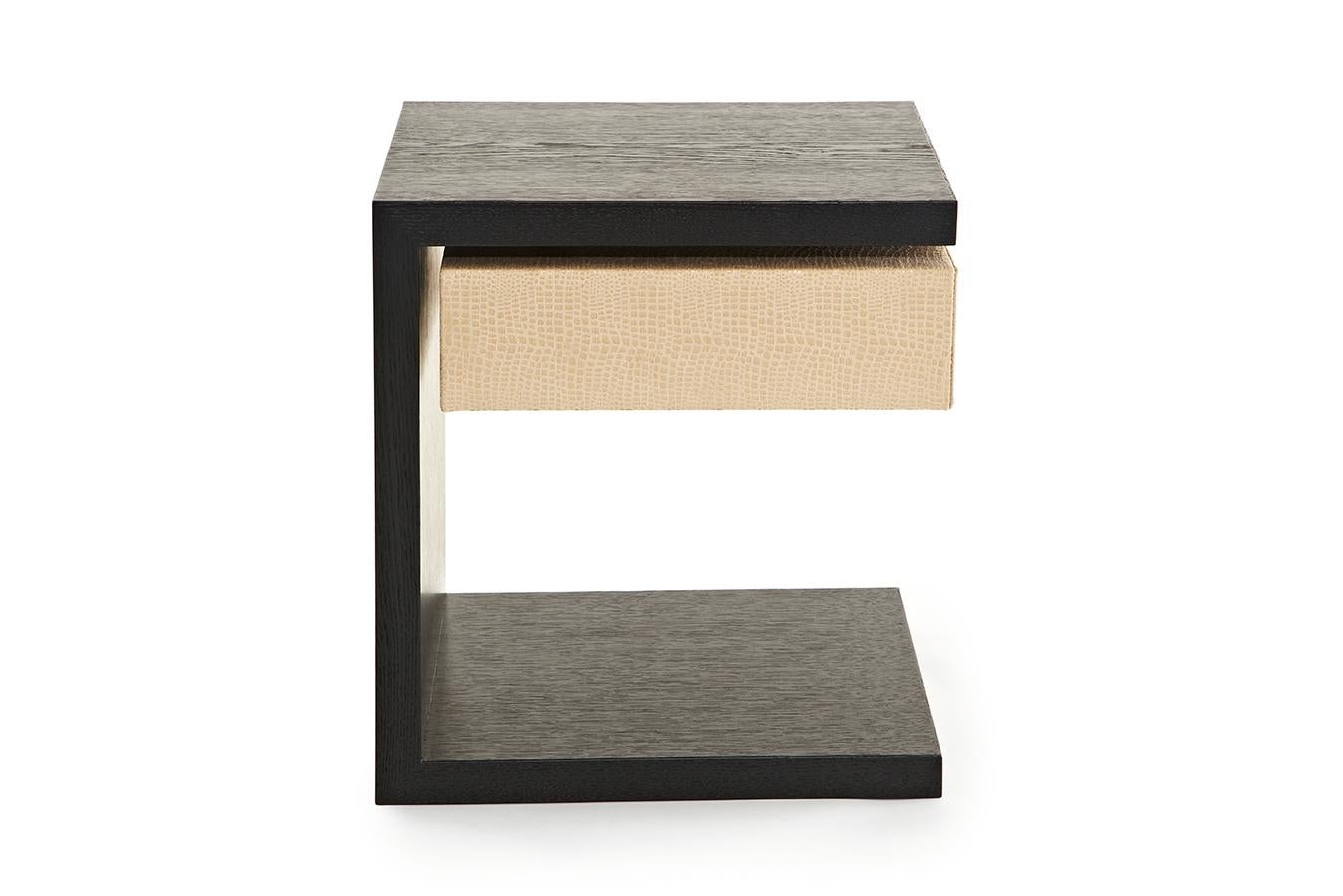 Table d'appoint Vesey en forme de C, bois avec un tiroir en cuir Neuf - En vente à Ridgewood, NY
