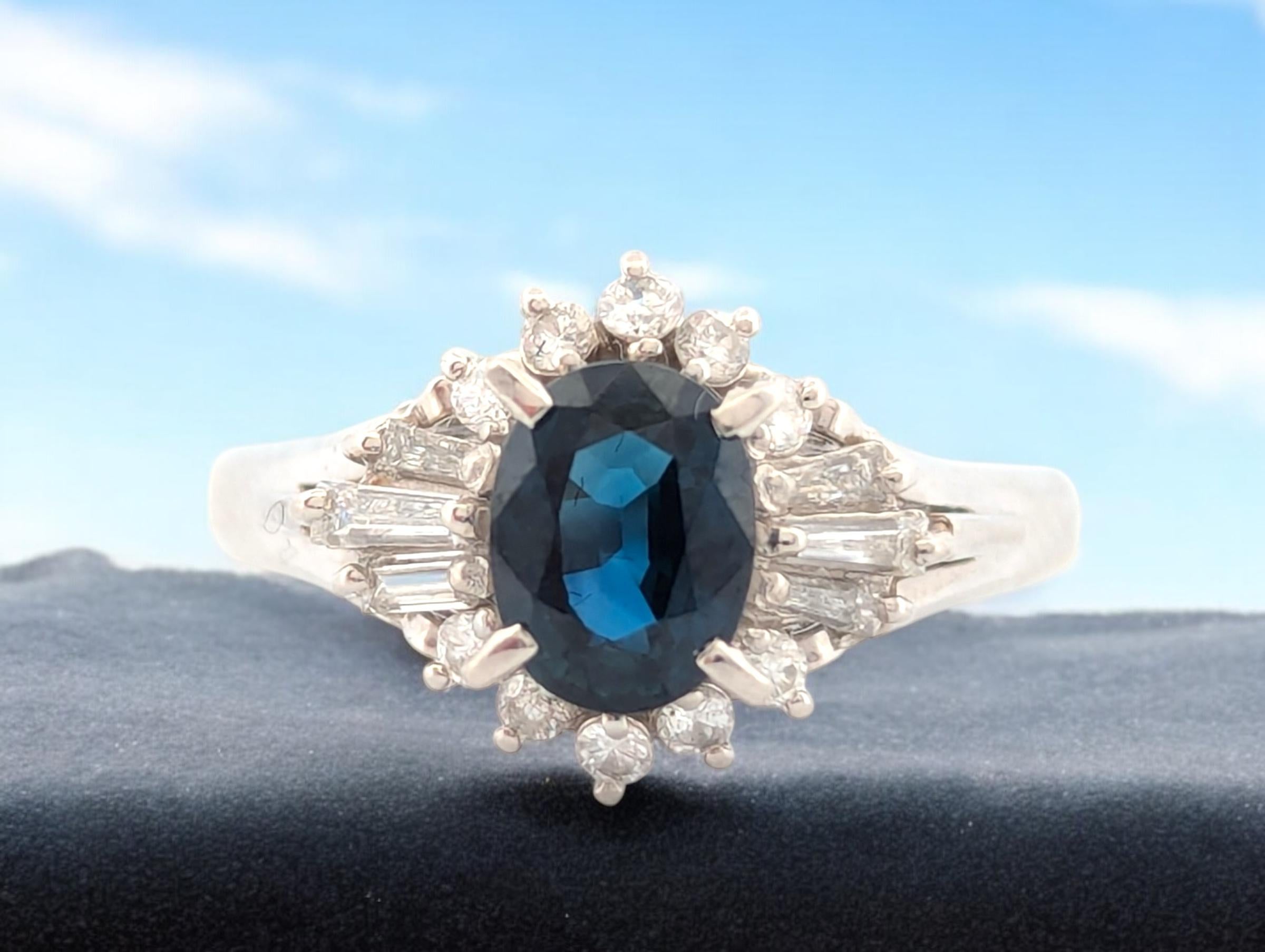 Dieser atemberaubende Platinring zeigt einen 1,16-karätigen Saphir, der von 0,36 Karat natürlichen Diamanten akzentuiert wird und ein zeitloses und raffiniertes Design schafft. Dieses exquisite Schmuckstück eignet sich perfekt für Verlobungen,