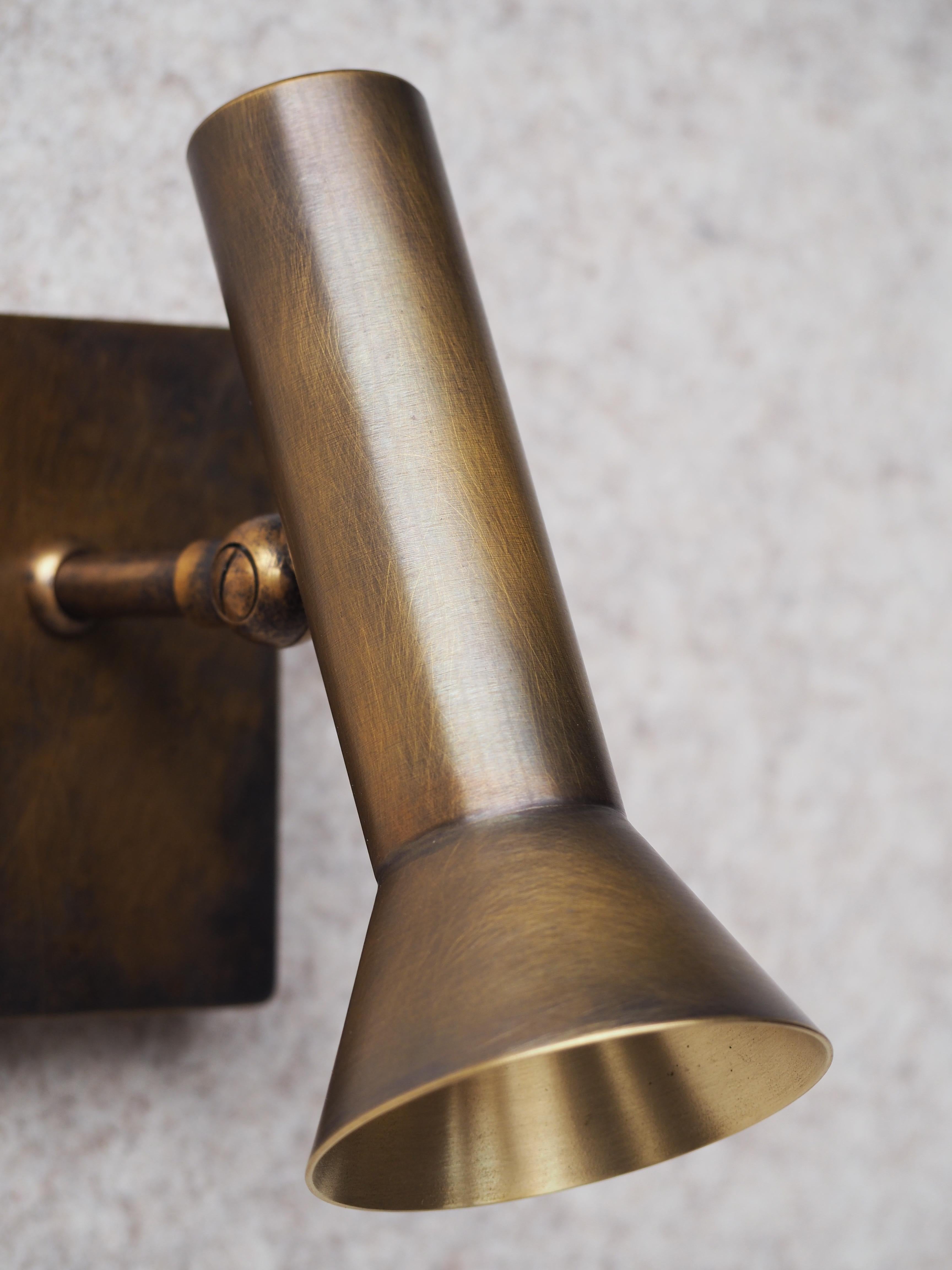 Vespera Light di Studio ADSTCK
Dimensioni: 10 D. x L. 7 x H. 15 cm
Materiali: Ottone,  LED

Dimmerabile 
Tensione di ingresso: 110V o 220V
Temperatura di colore: 2.200-2.800K
Lumen: 240Lm
Prese di corrente: GU10

Esplorando l'equilibrio tra arte e